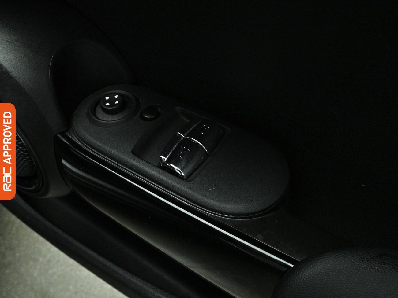 Mini Hatch view 26