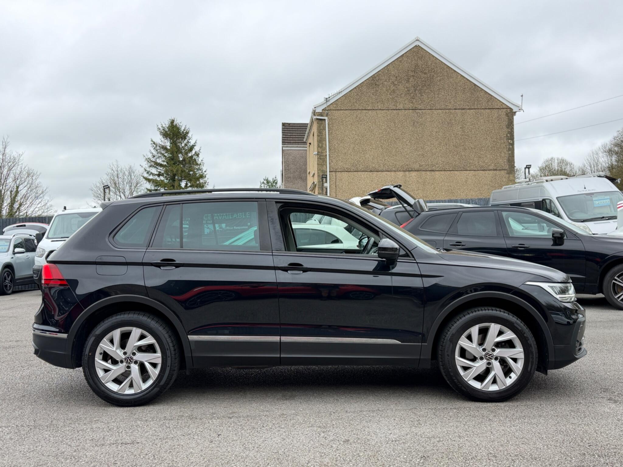 Volkswagen Tiguan view 9
