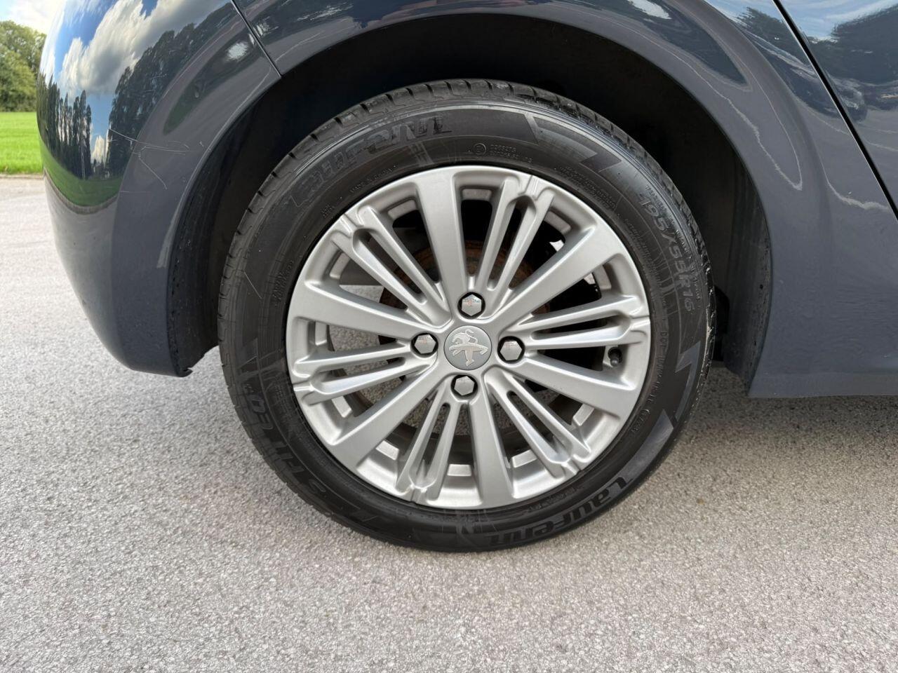 Peugeot 208 view 17