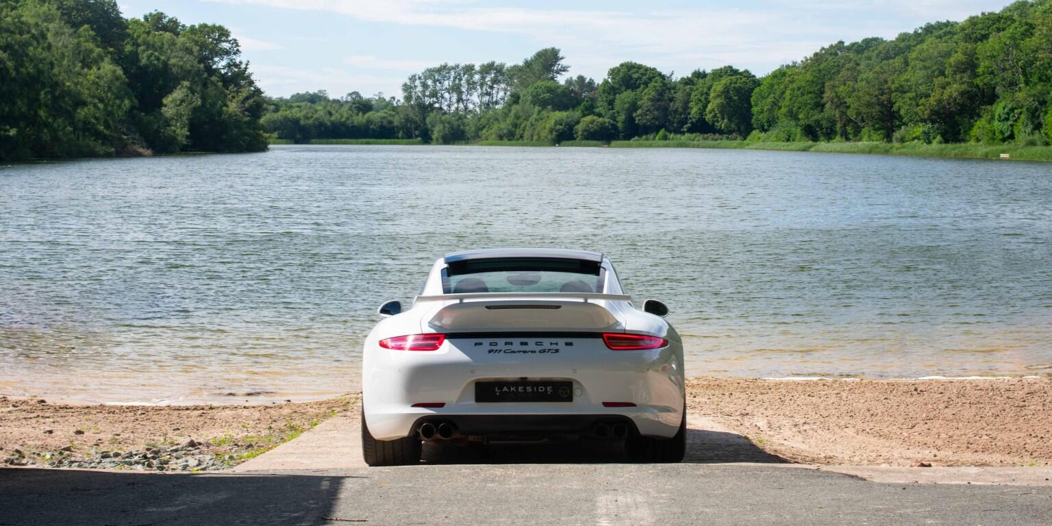 Porsche 911 view 5