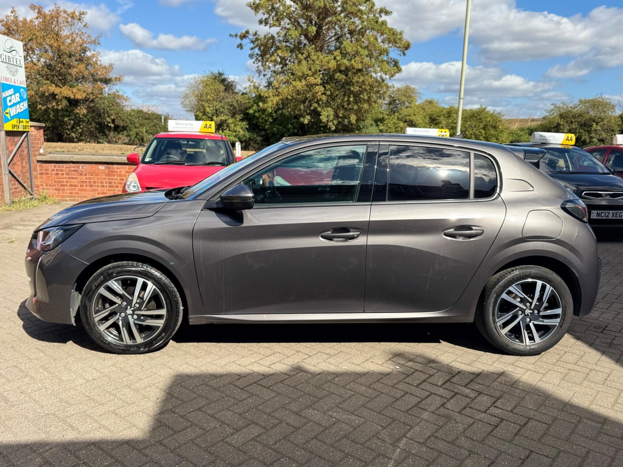 Peugeot 208 view 5