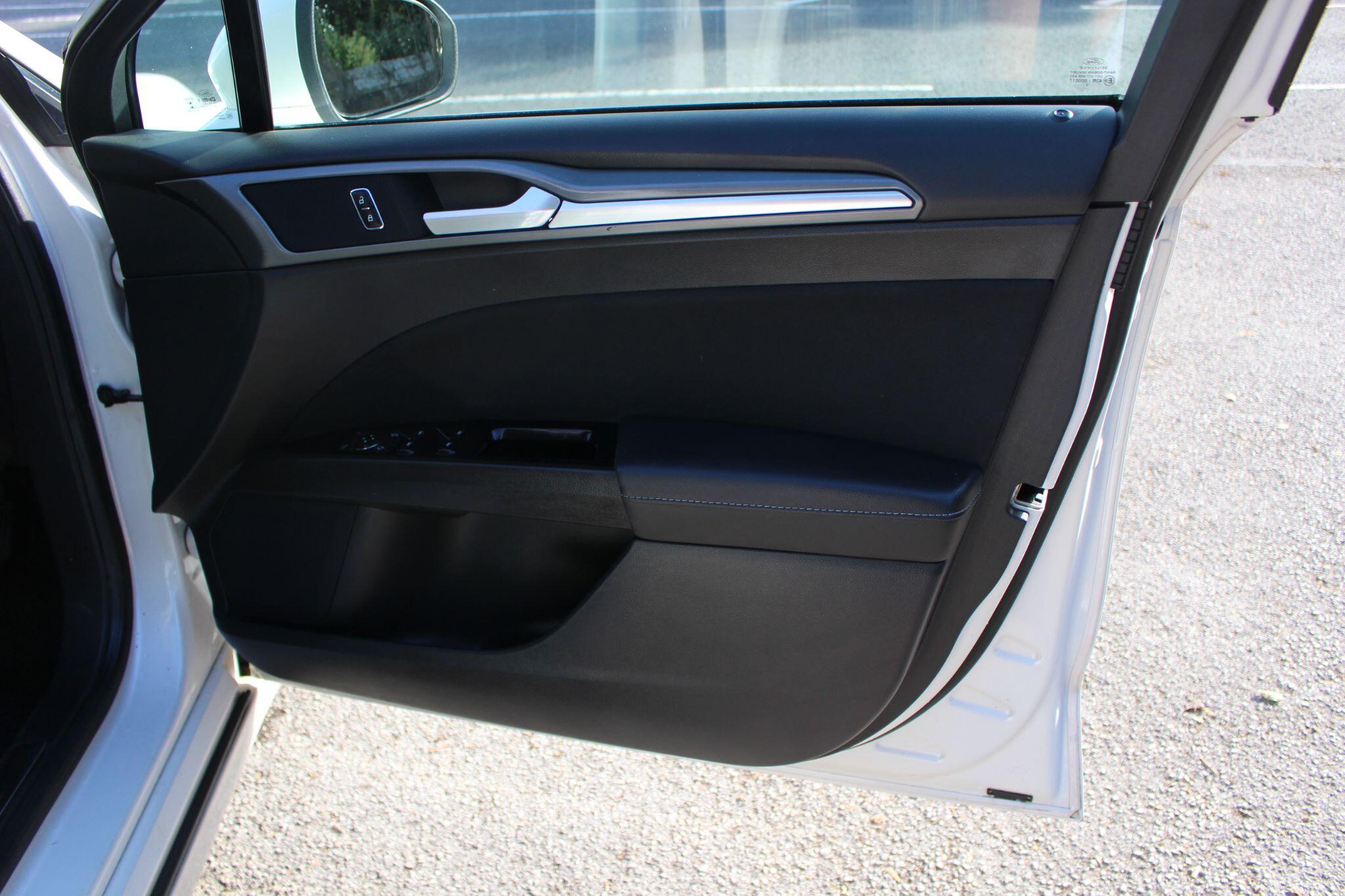 Ford Mondeo view 32
