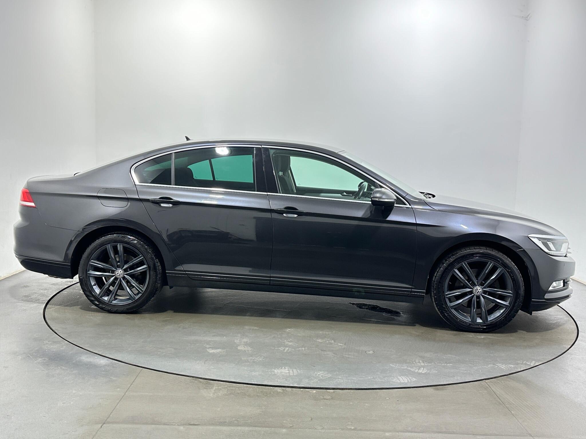 Volkswagen Passat view 9
