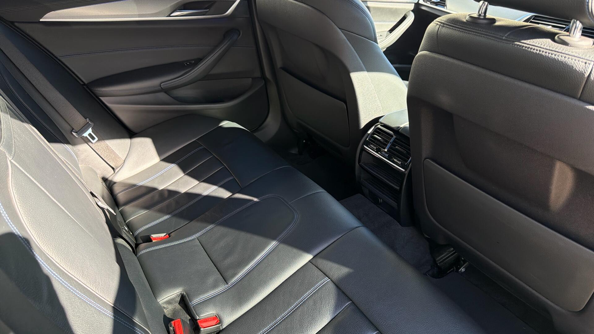 BMW 5 Series view 33