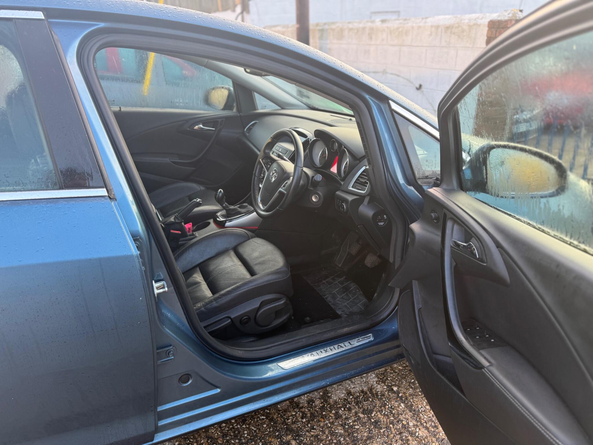 2014 Vauxhall Astra 2.0 CDTi ecoFLEX Elite Euro 5 (s/s) 5dr • 84,700 miles image 5