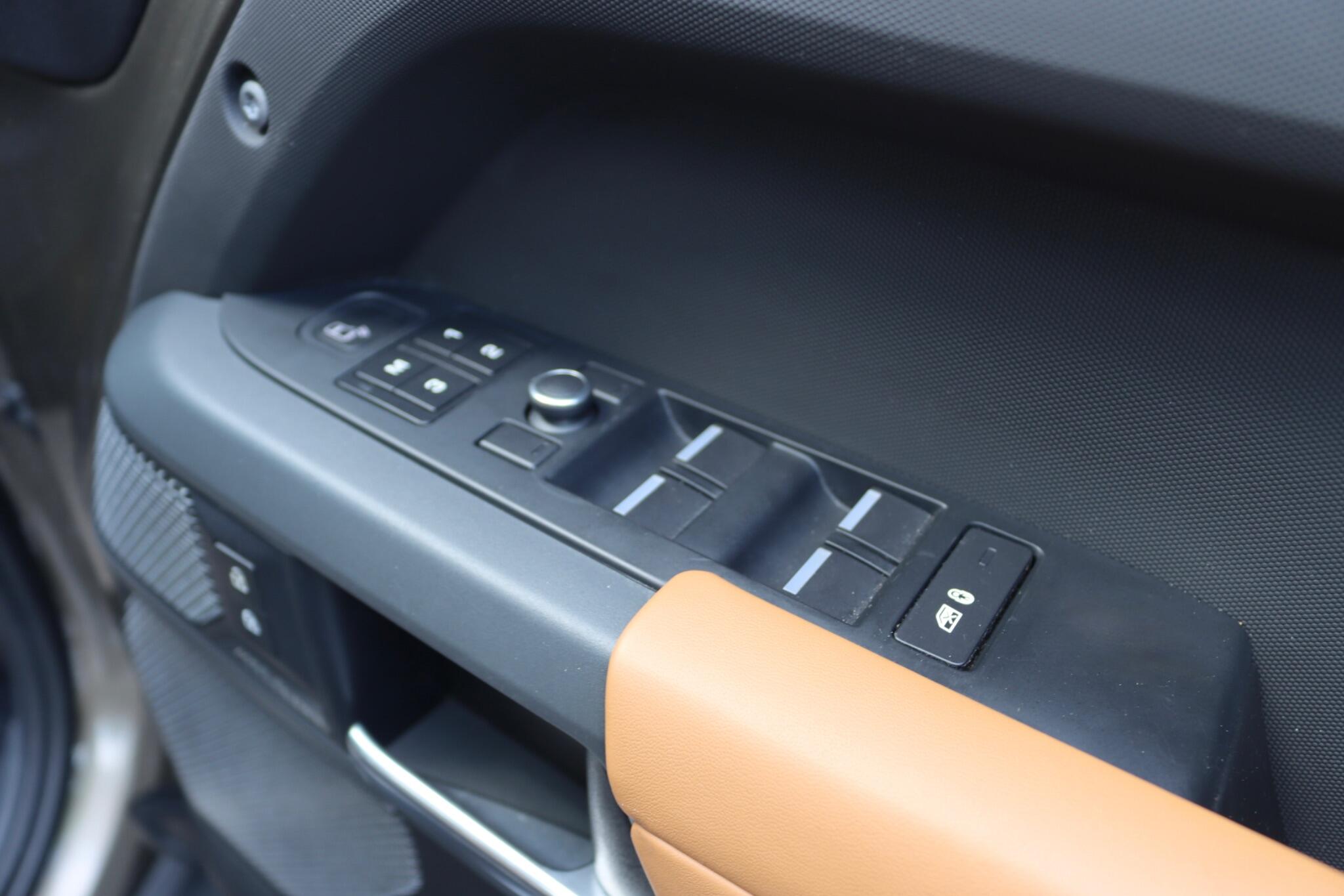 Land Rover Defender view 43
