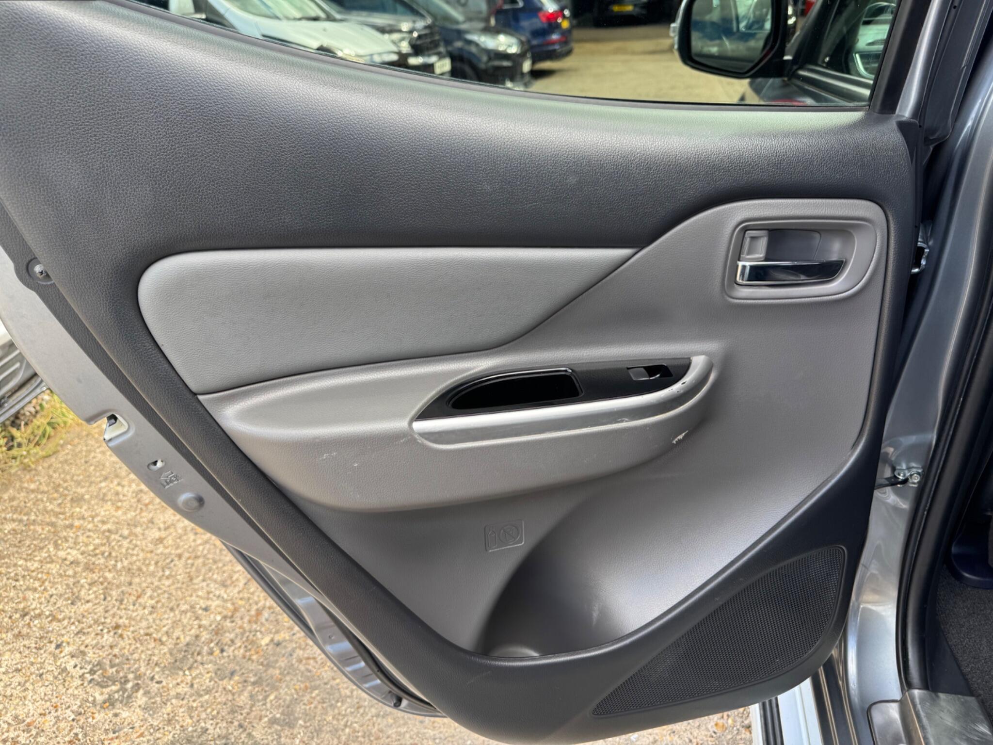Mitsubishi L200 view 35