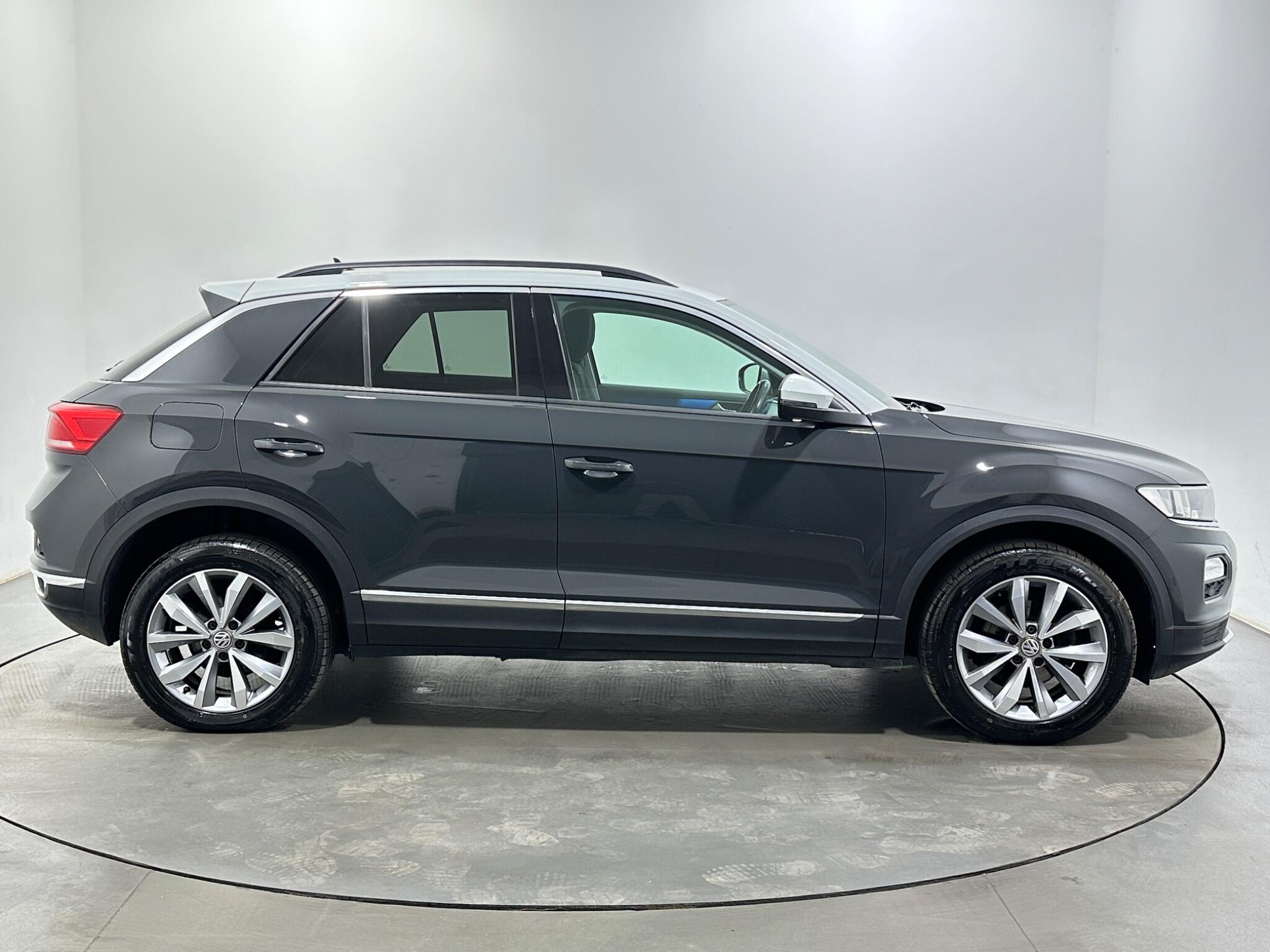 Volkswagen T-Roc view 9