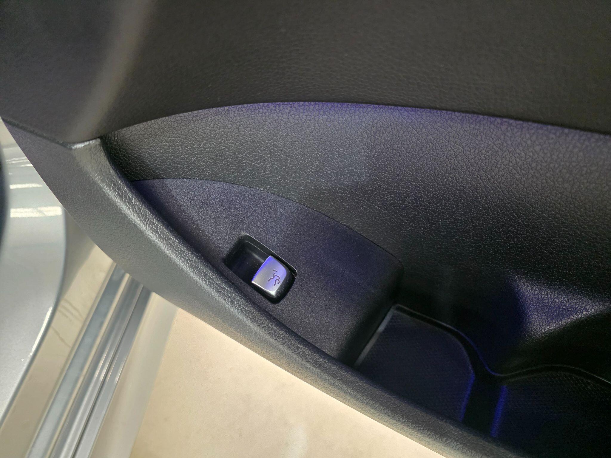 Mercedes-Benz E Class view 19