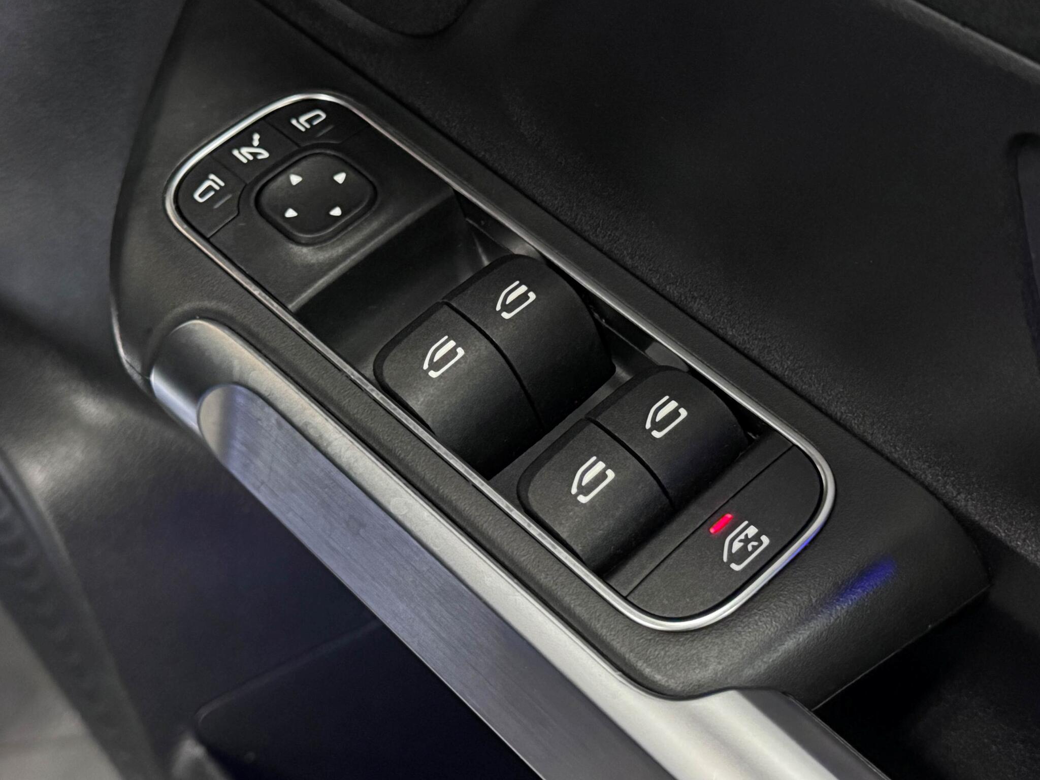 Mercedes-Benz GLB view 17