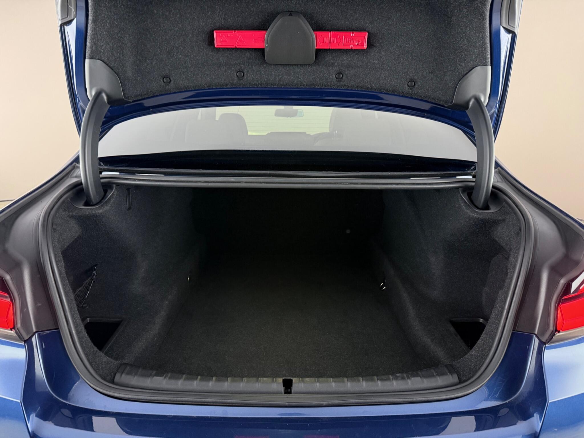 BMW 5 Series view 9