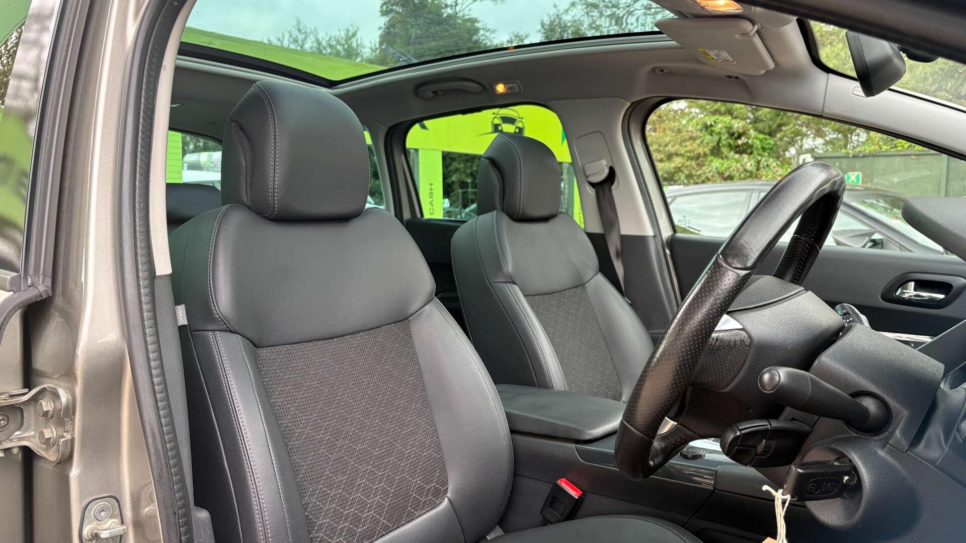 Peugeot 3008 view 2