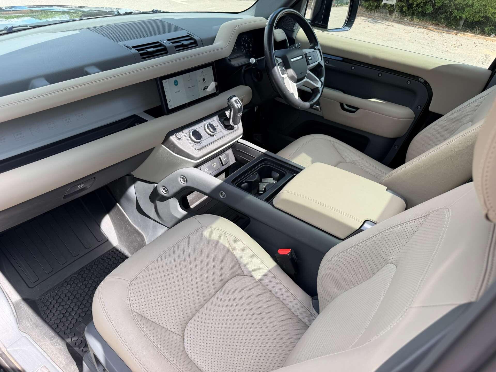 Land Rover Defender view 24