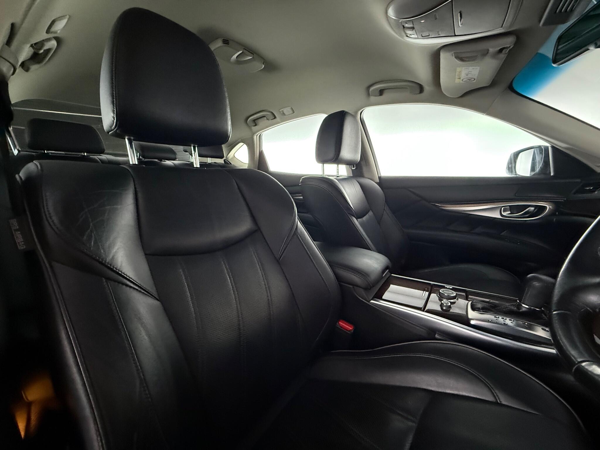 Infiniti Q70 view 28