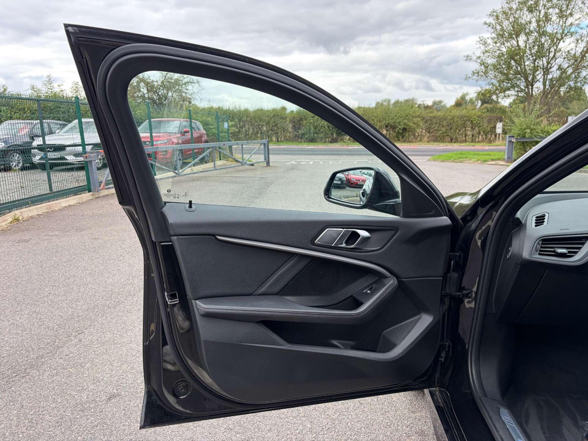BMW 1 Series view 14