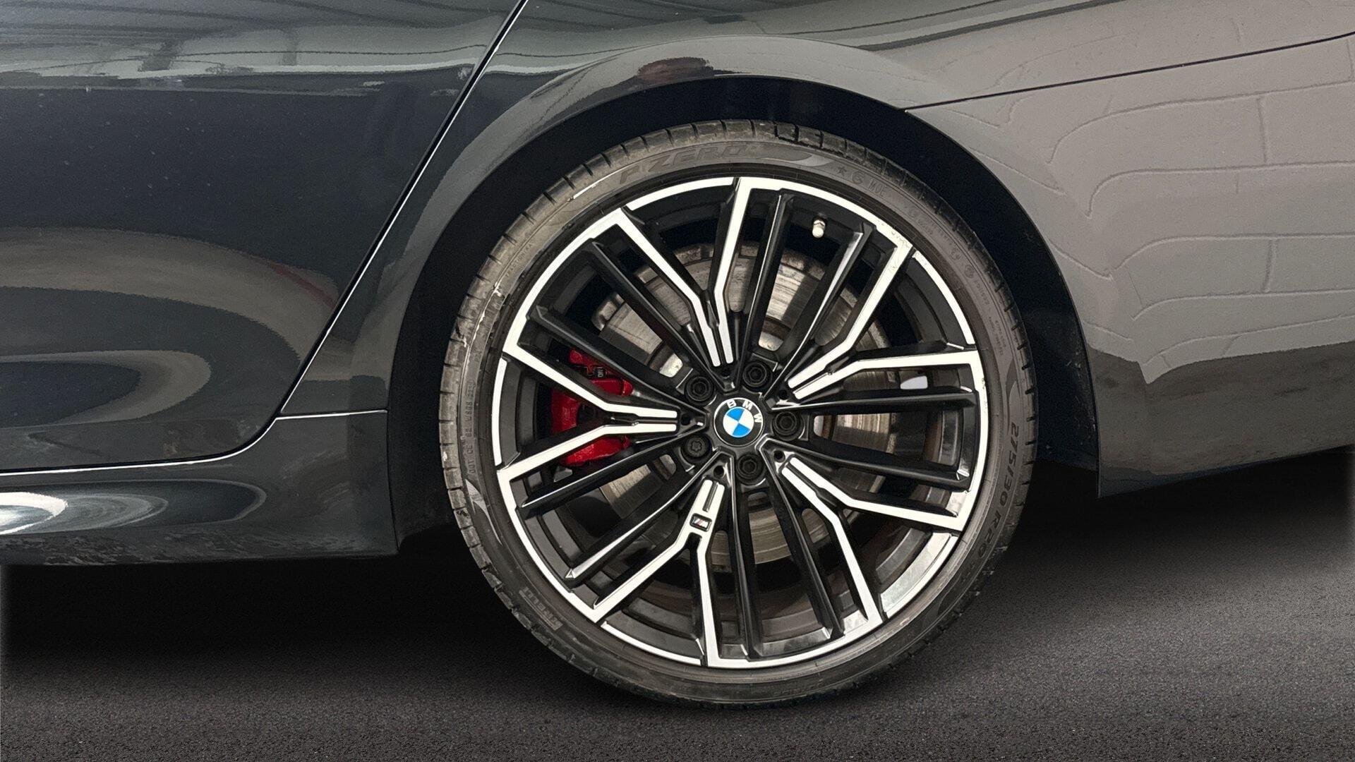 BMW 5 Series view 14