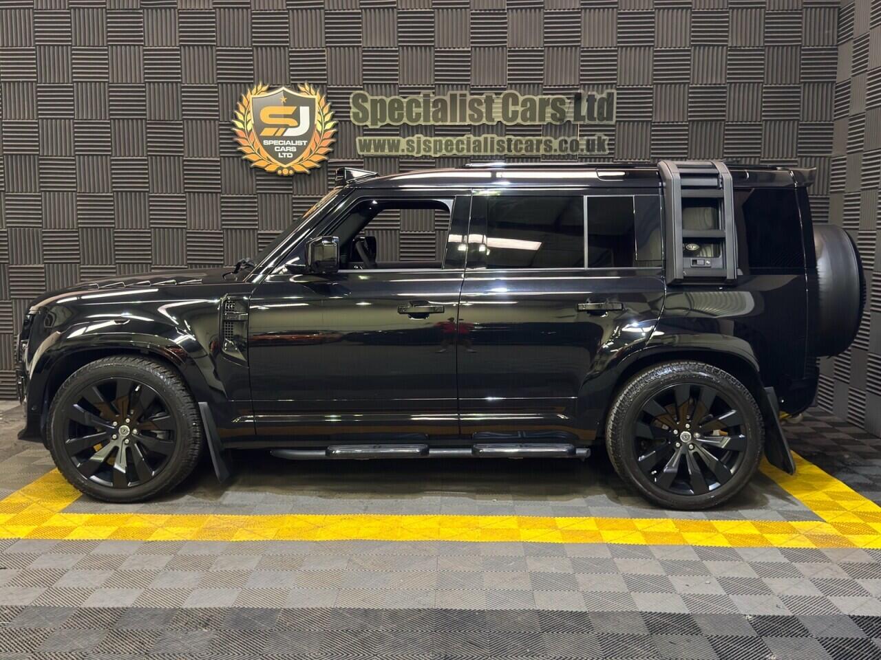 Land Rover Defender 110 view 24