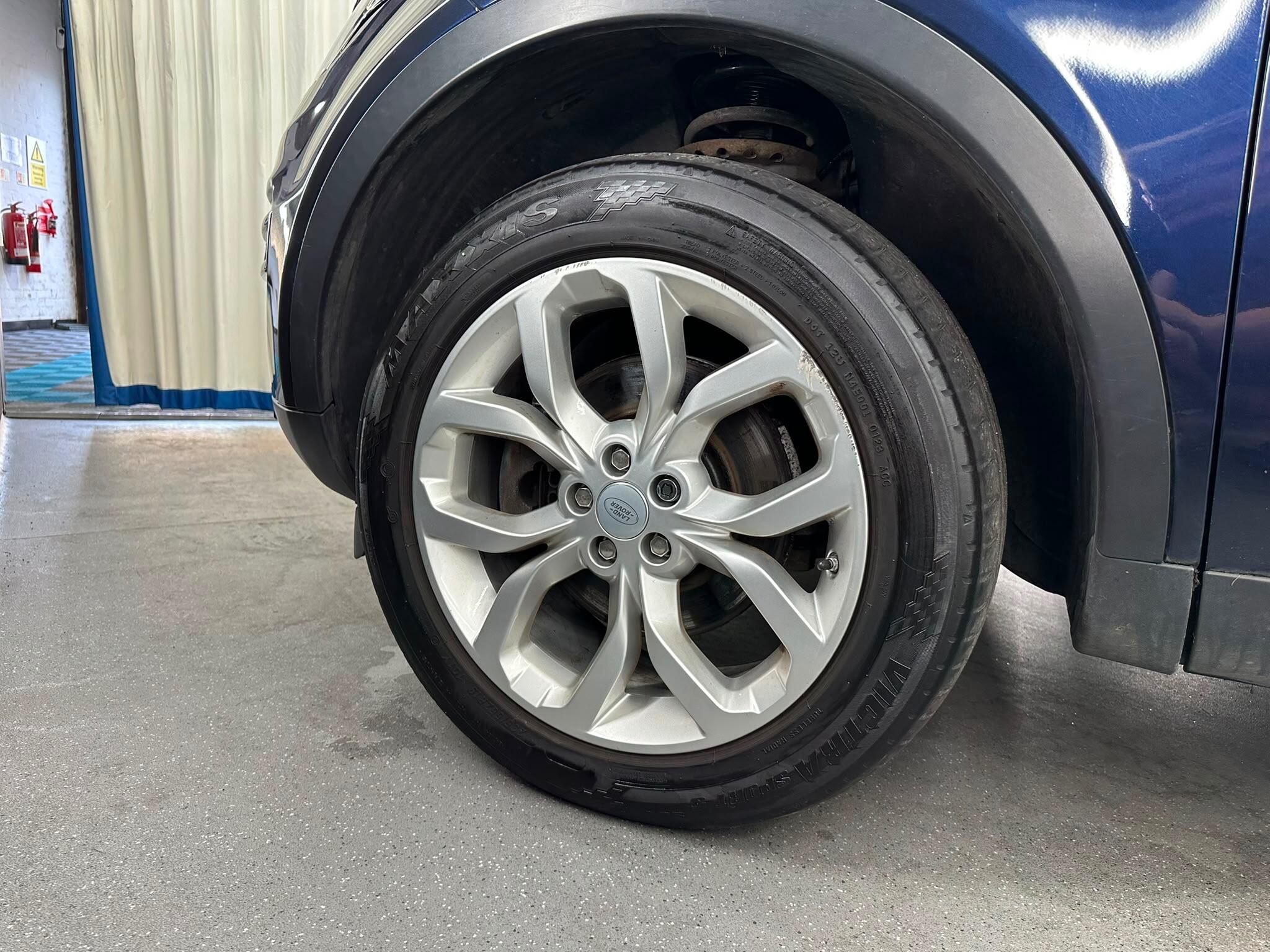 Land Rover Discovery Sport view 11