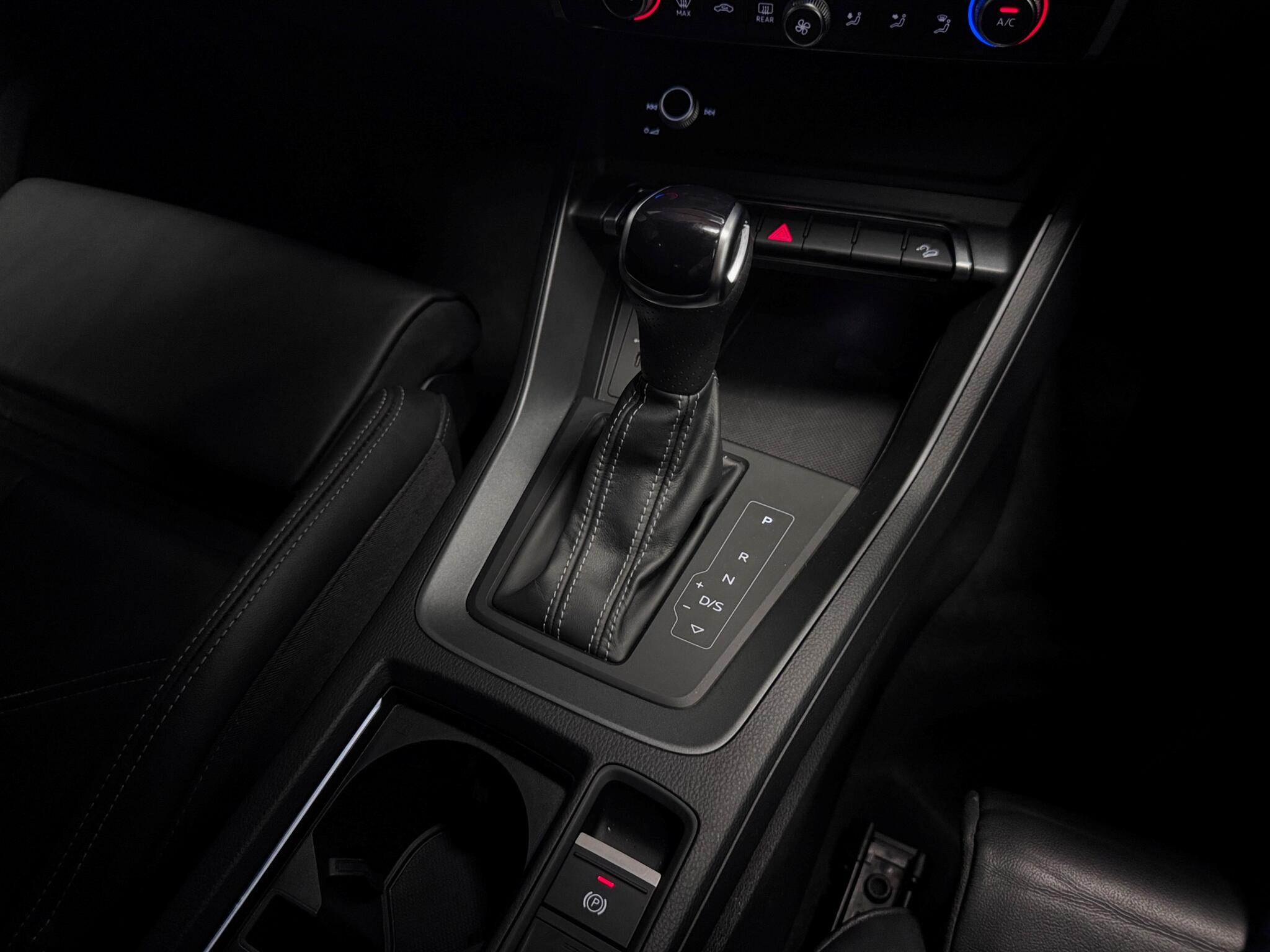 Audi Q3 view 32
