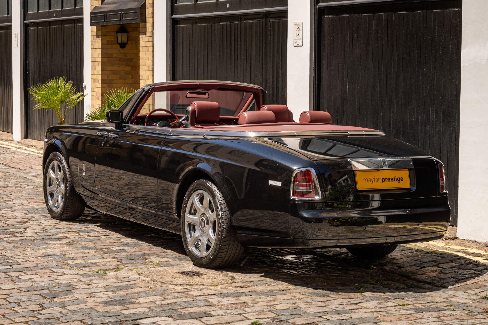 Rolls-Royce Phantom view 3
