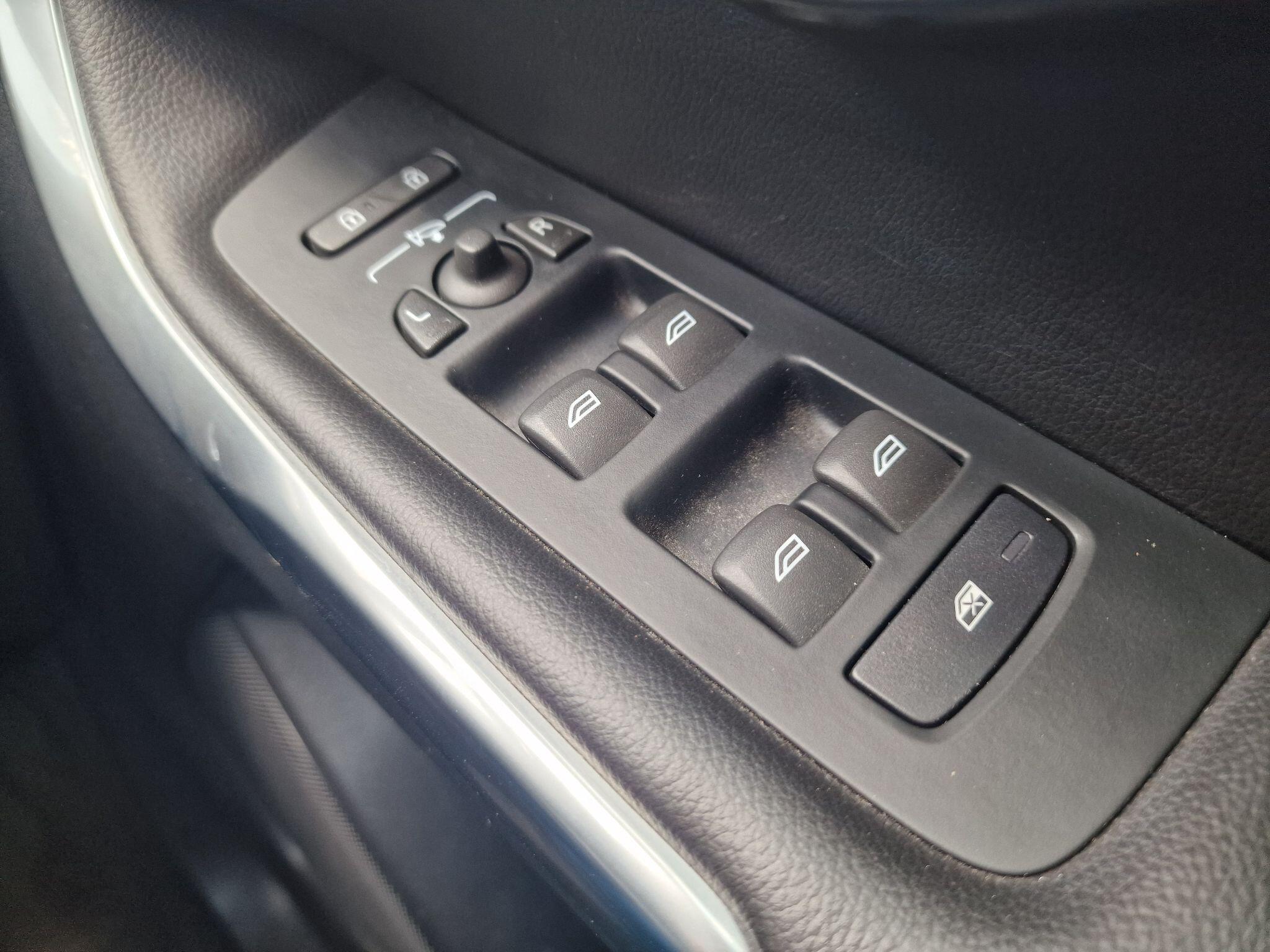 Volvo V40 Cross Country view 33