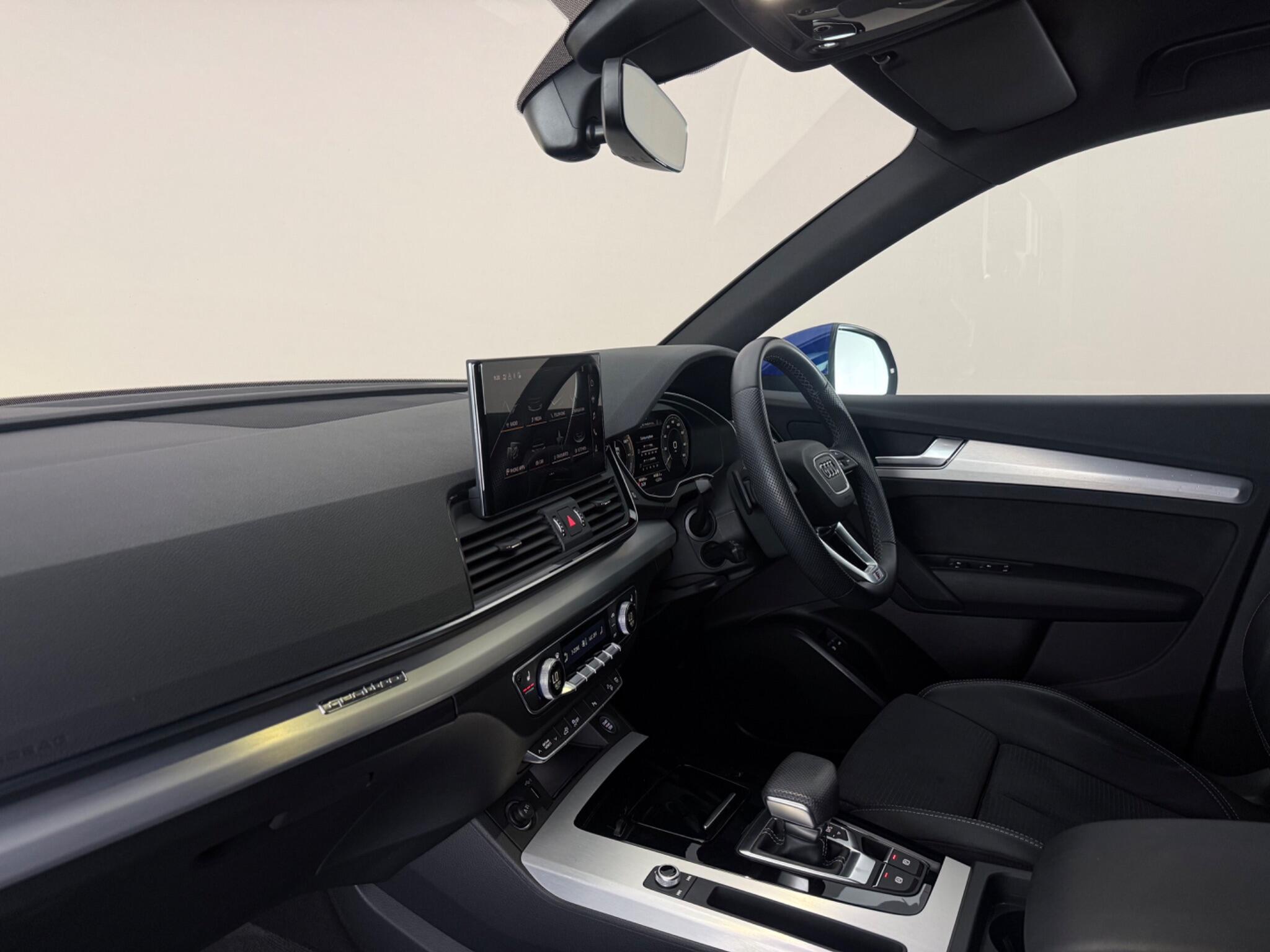 Audi Q5 view 4