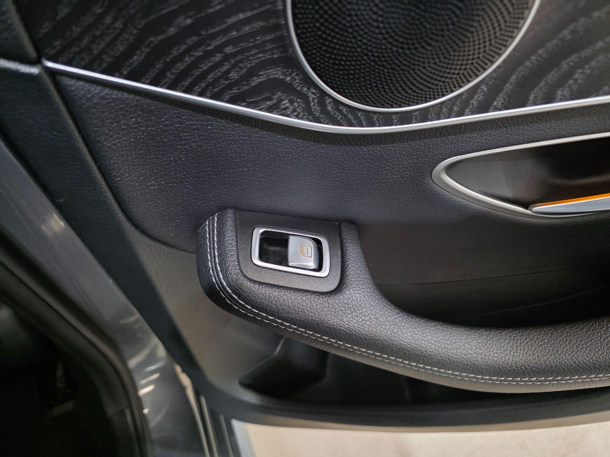Mercedes-Benz C Class view 25