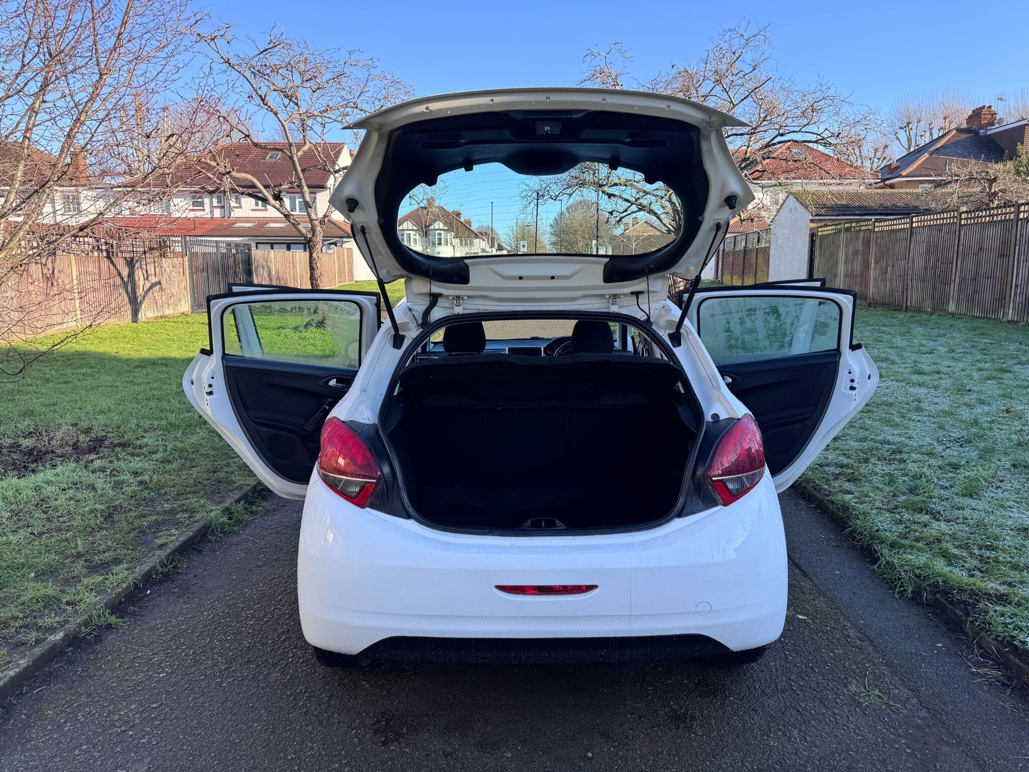 2016 Peugeot 208 image 48