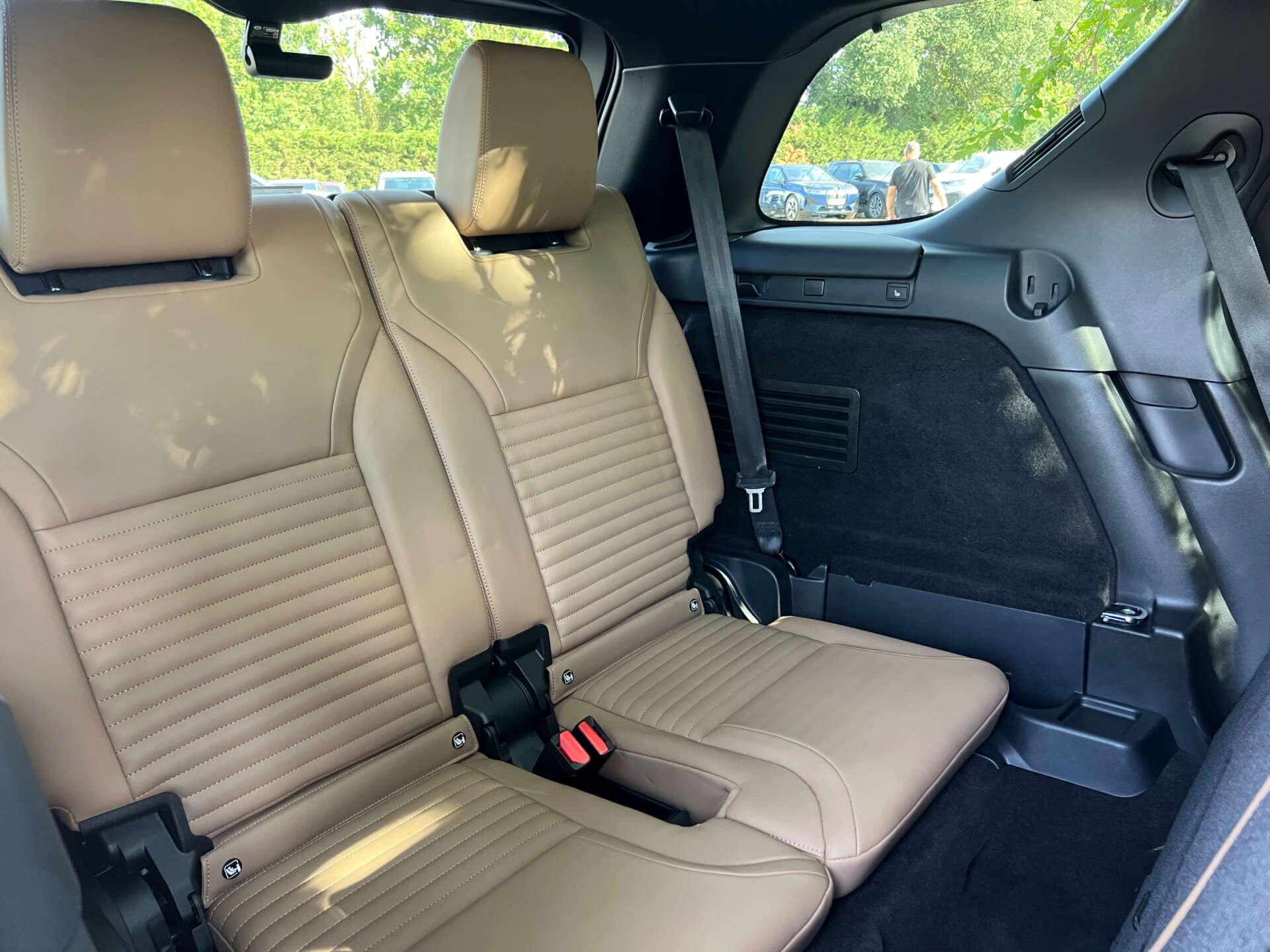 Land Rover Discovery view 11