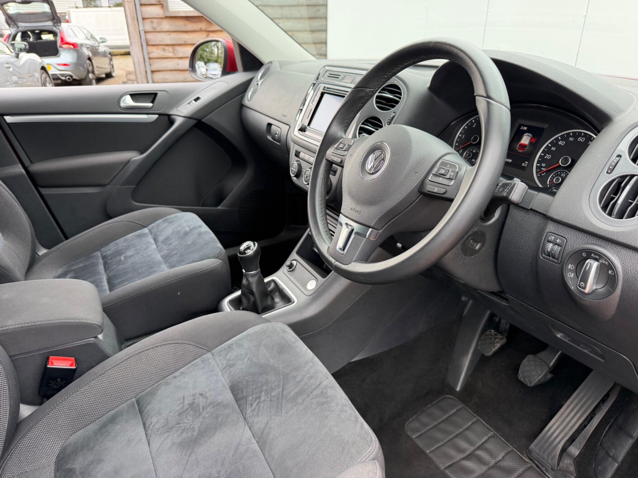 Volkswagen Tiguan view 14