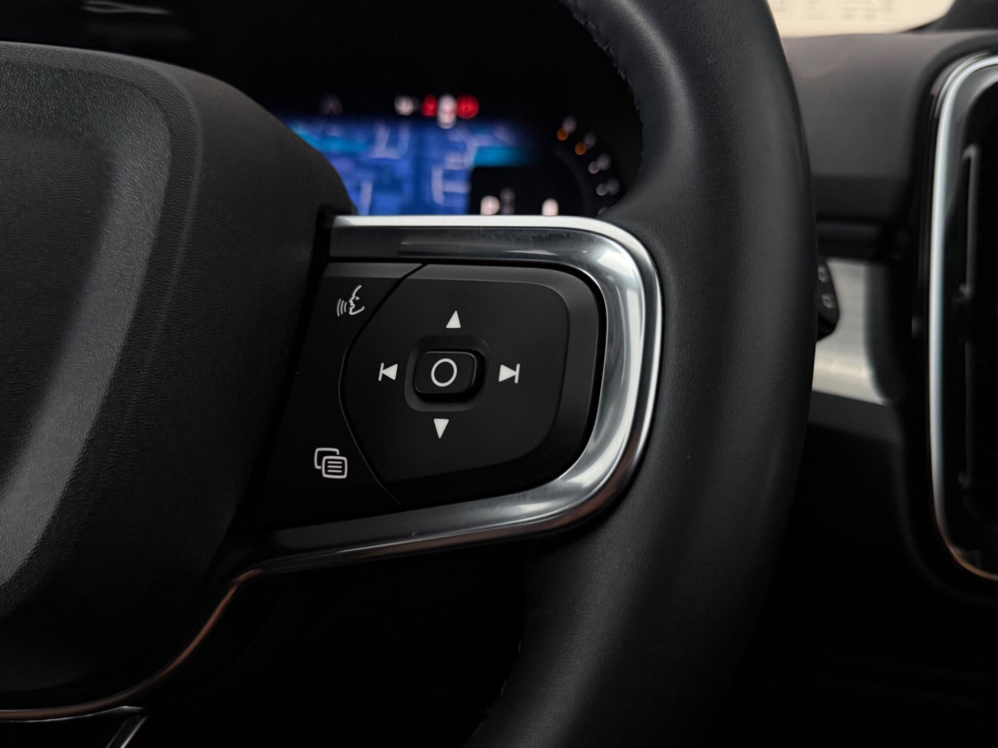 Volvo XC40 view 17