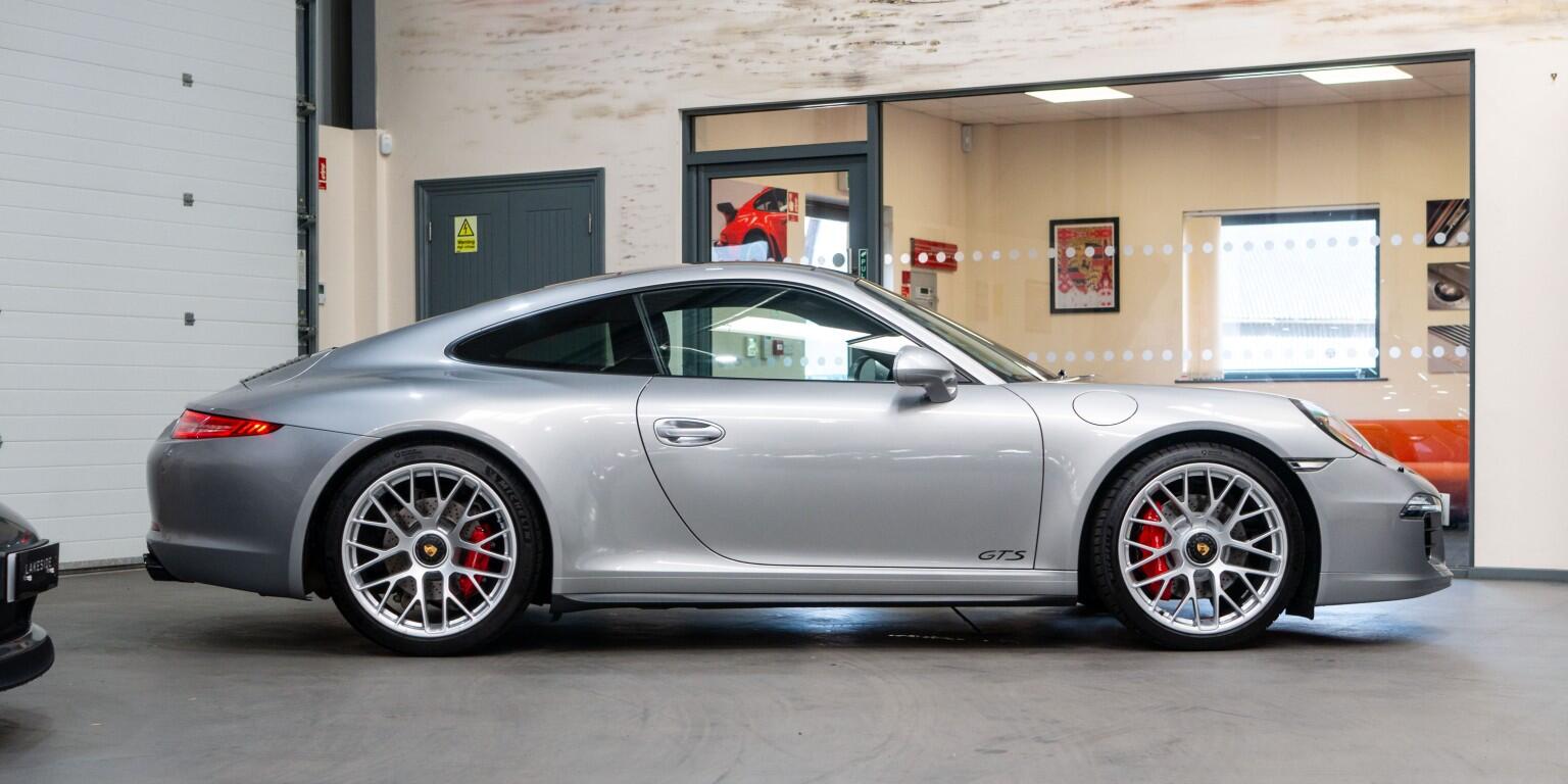 Porsche 911 view 12