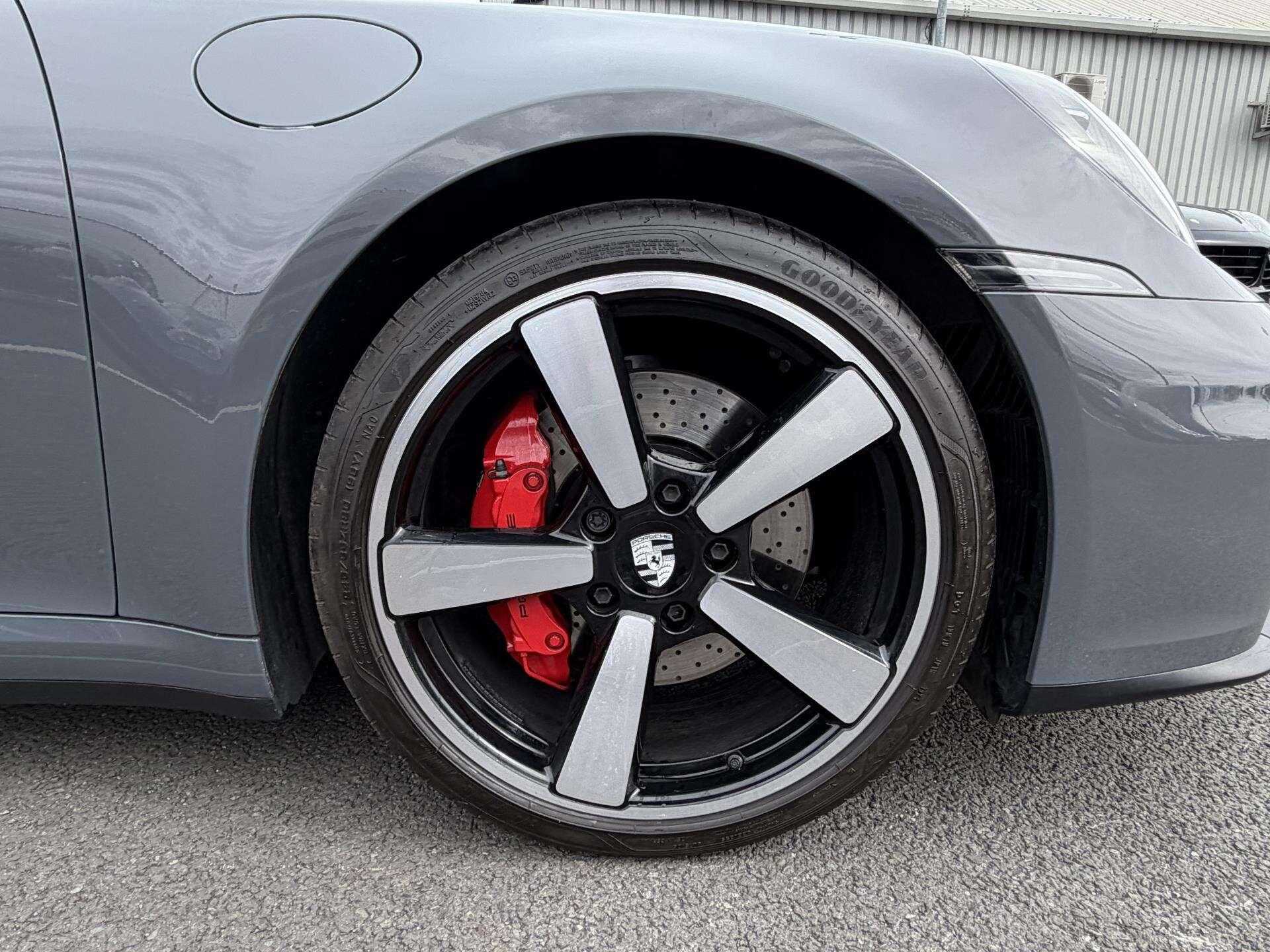 Porsche 911 view 6