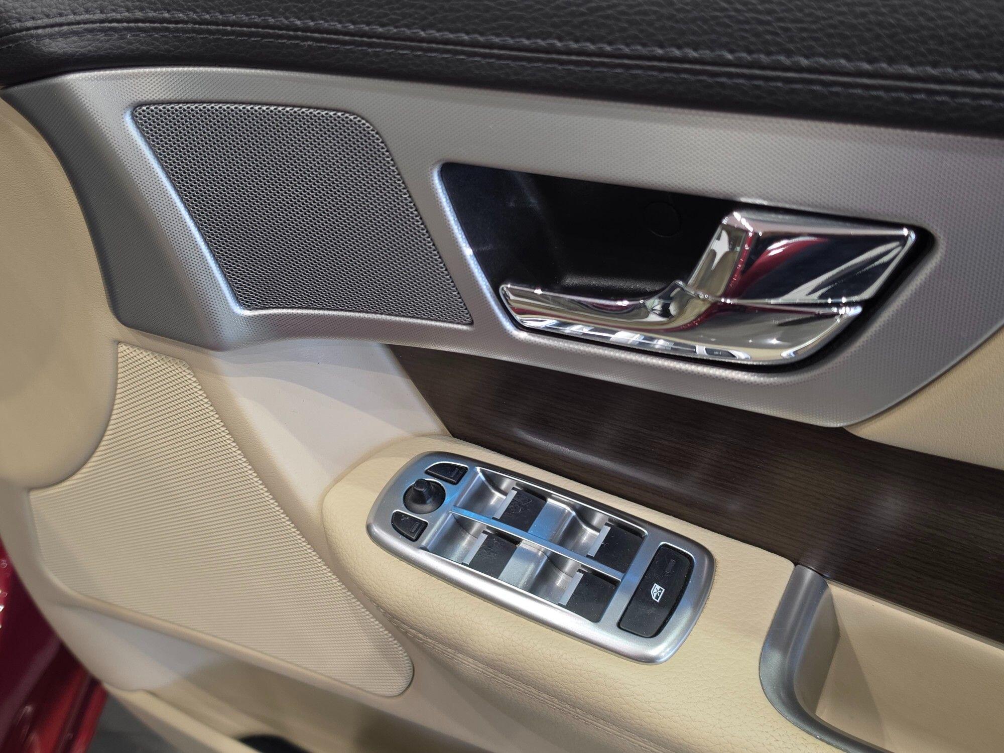 Jaguar XF view 50