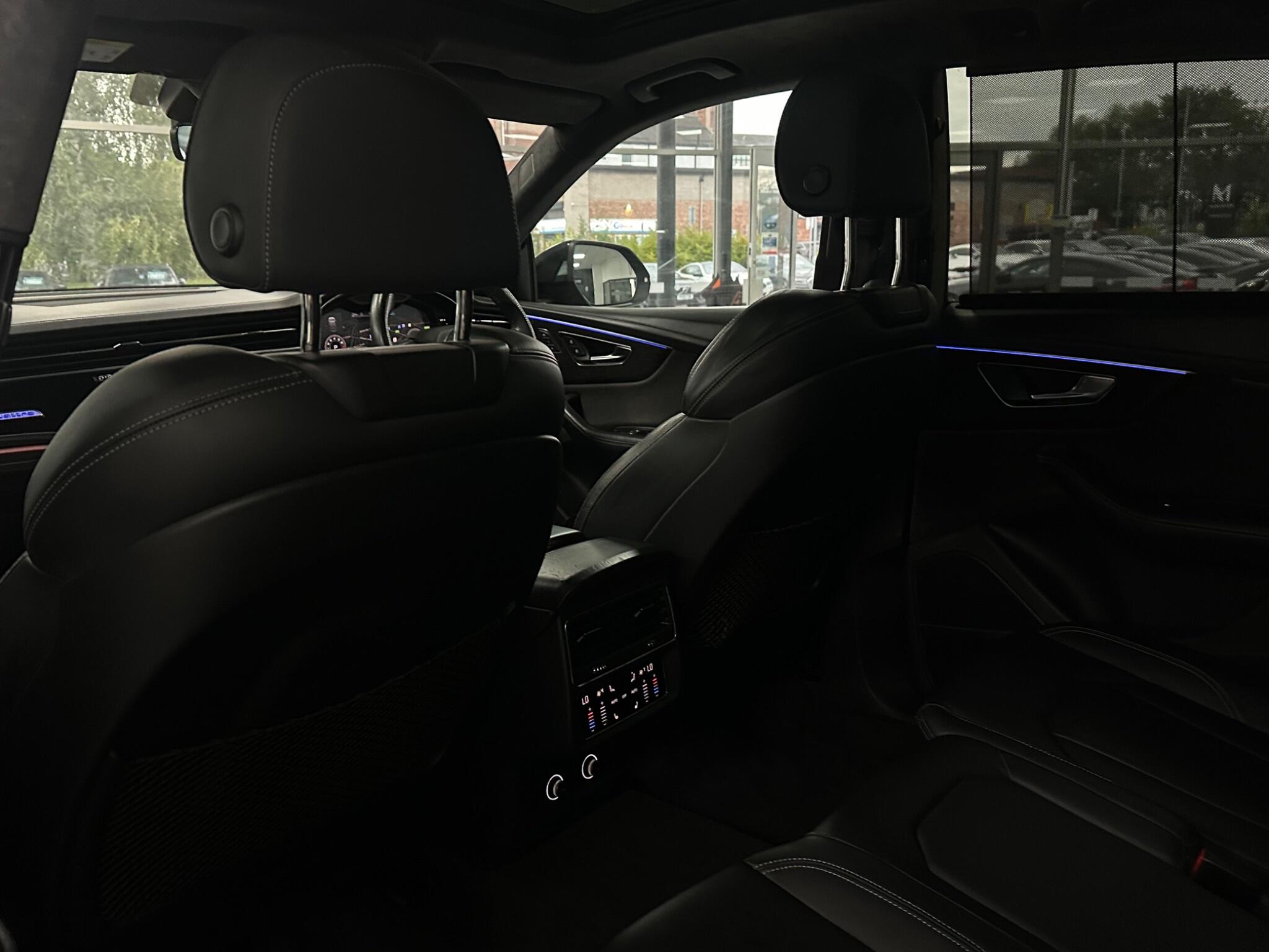 Audi Q8 view 38