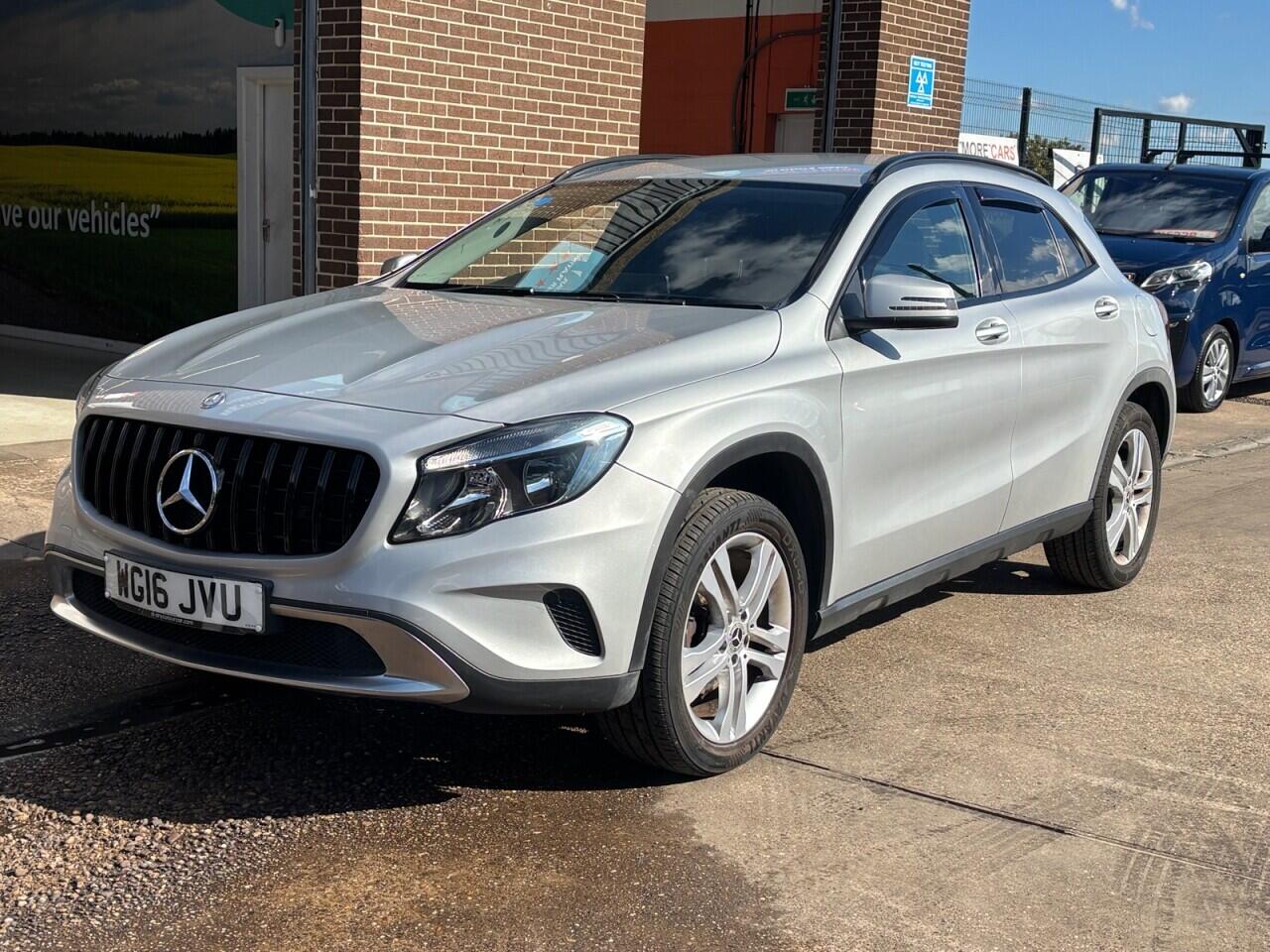 Mercedes-Benz Gla view 3