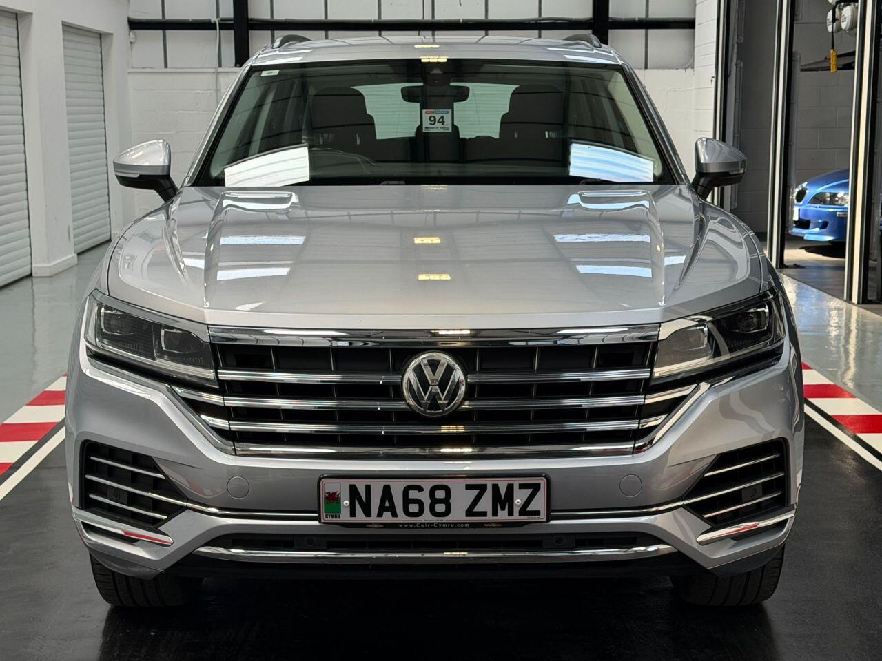 Volkswagen Touareg view 11