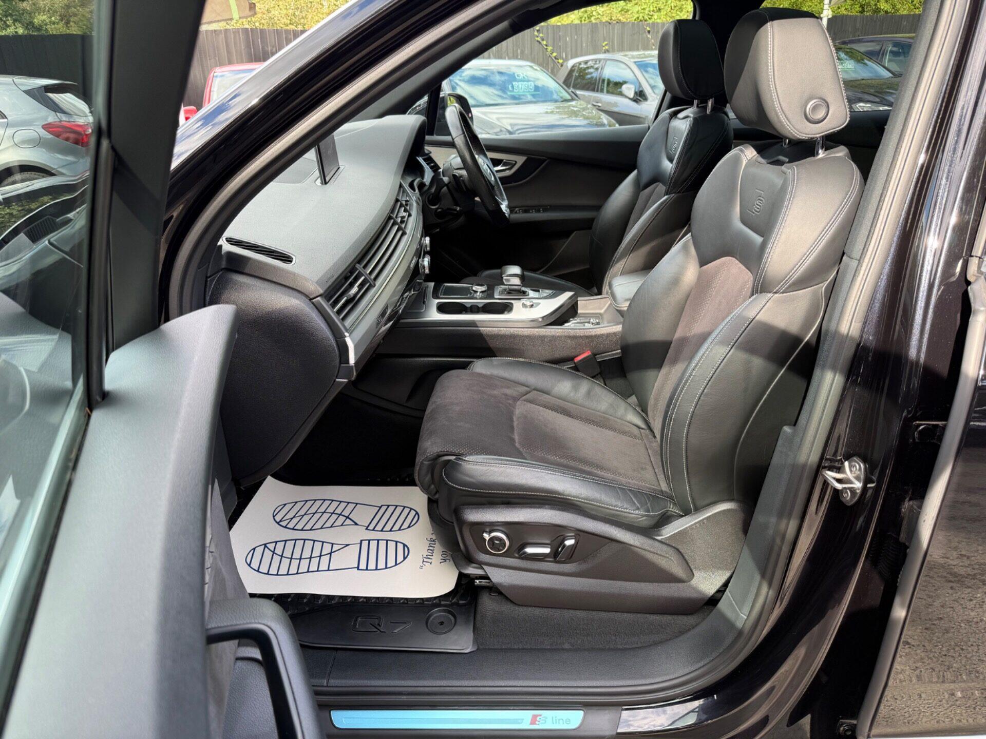 Audi Q7 view 3