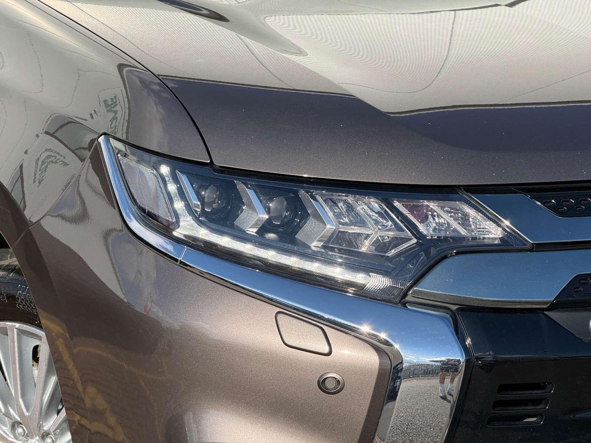 Mitsubishi Outlander view 16