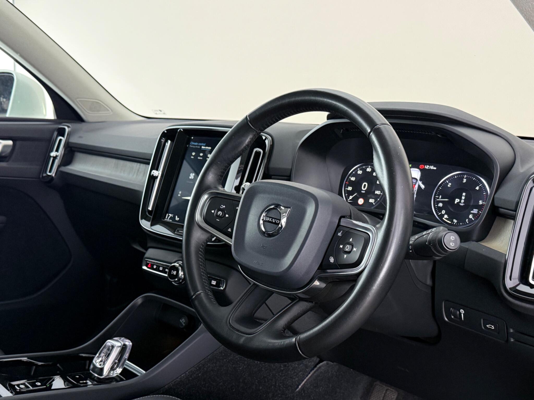 Volvo XC40 view 3