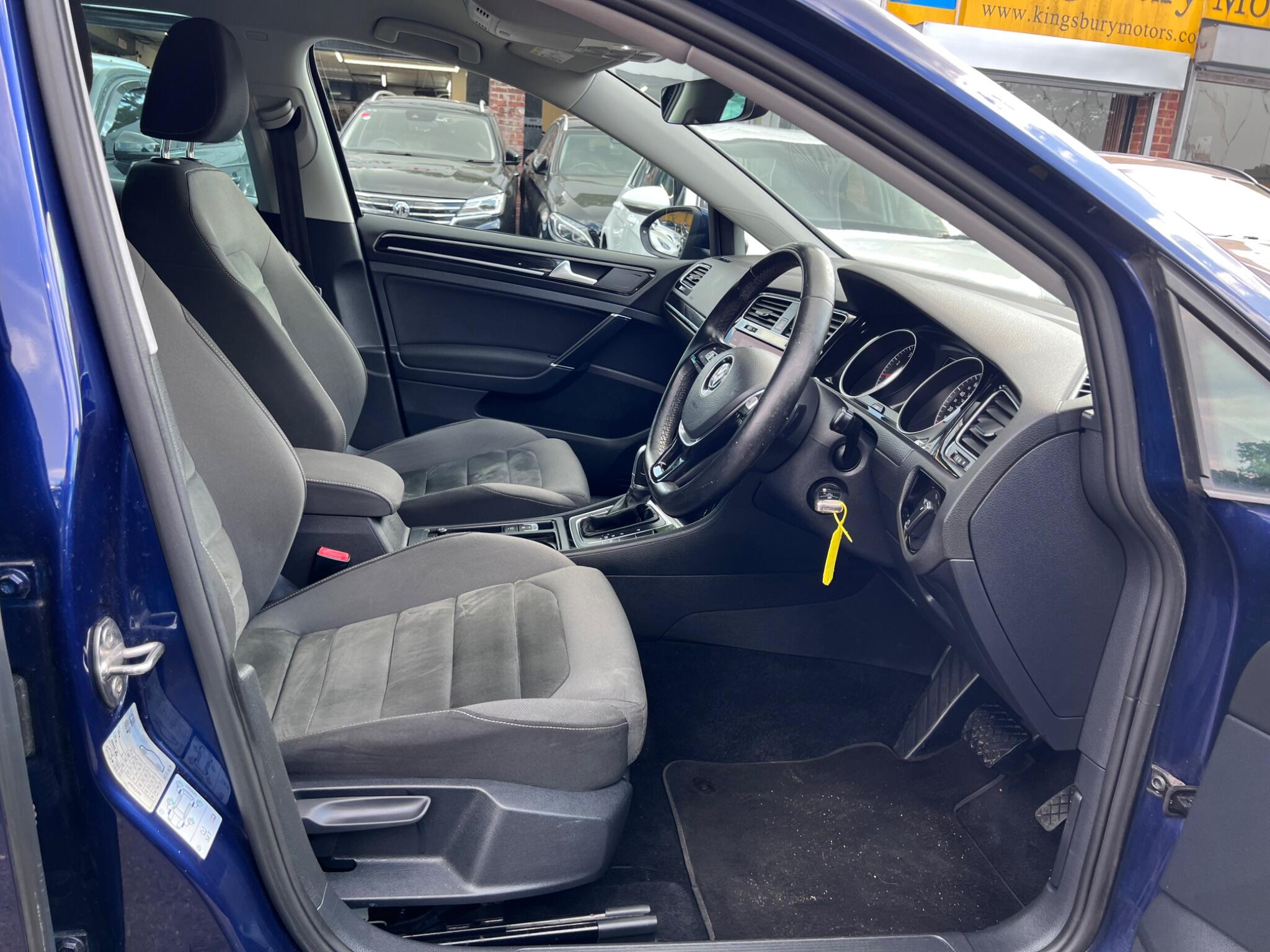 Volkswagen Golf view 17