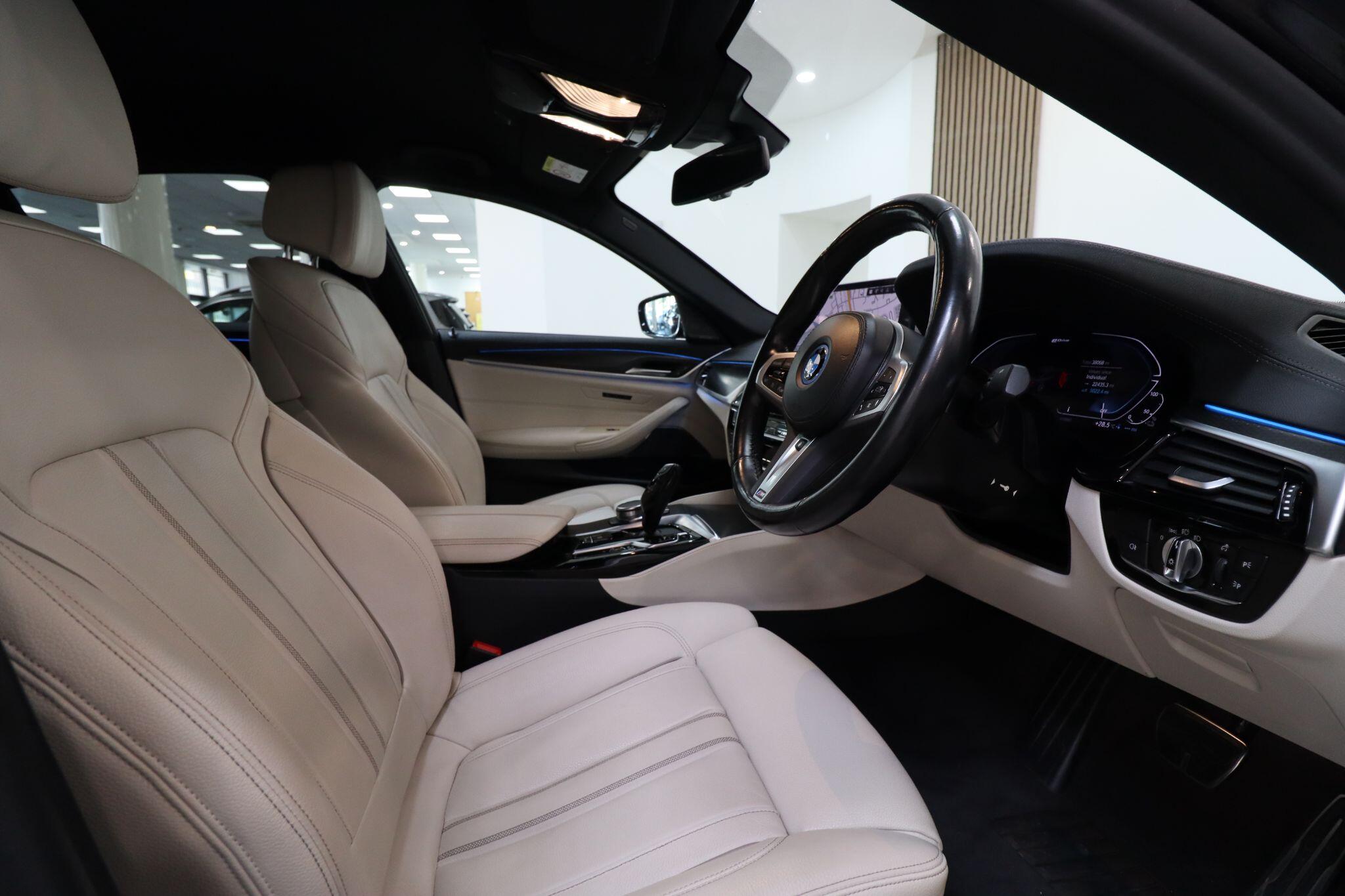 BMW 5 Series view 14