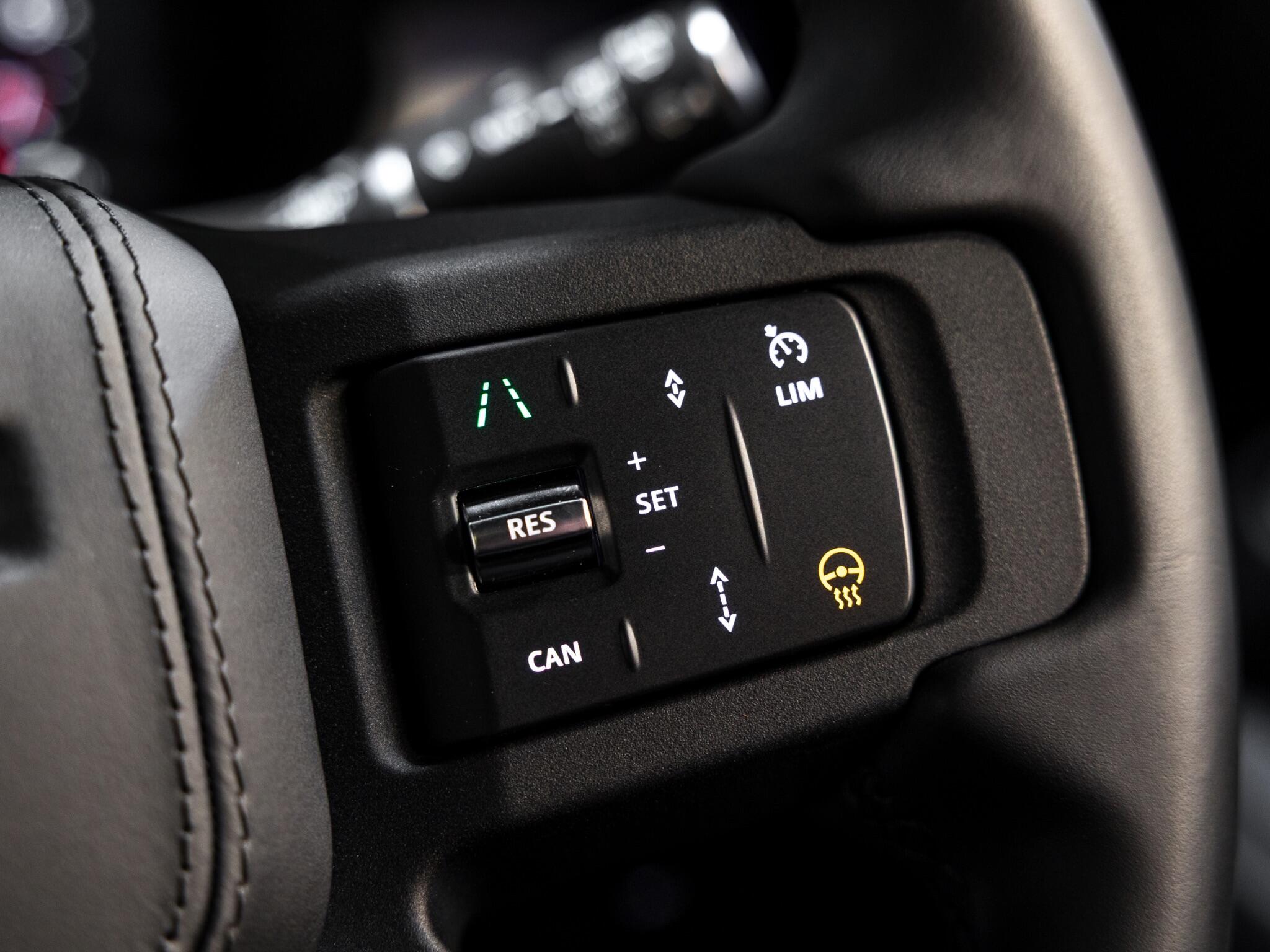 Land Rover Defender 110 view 24