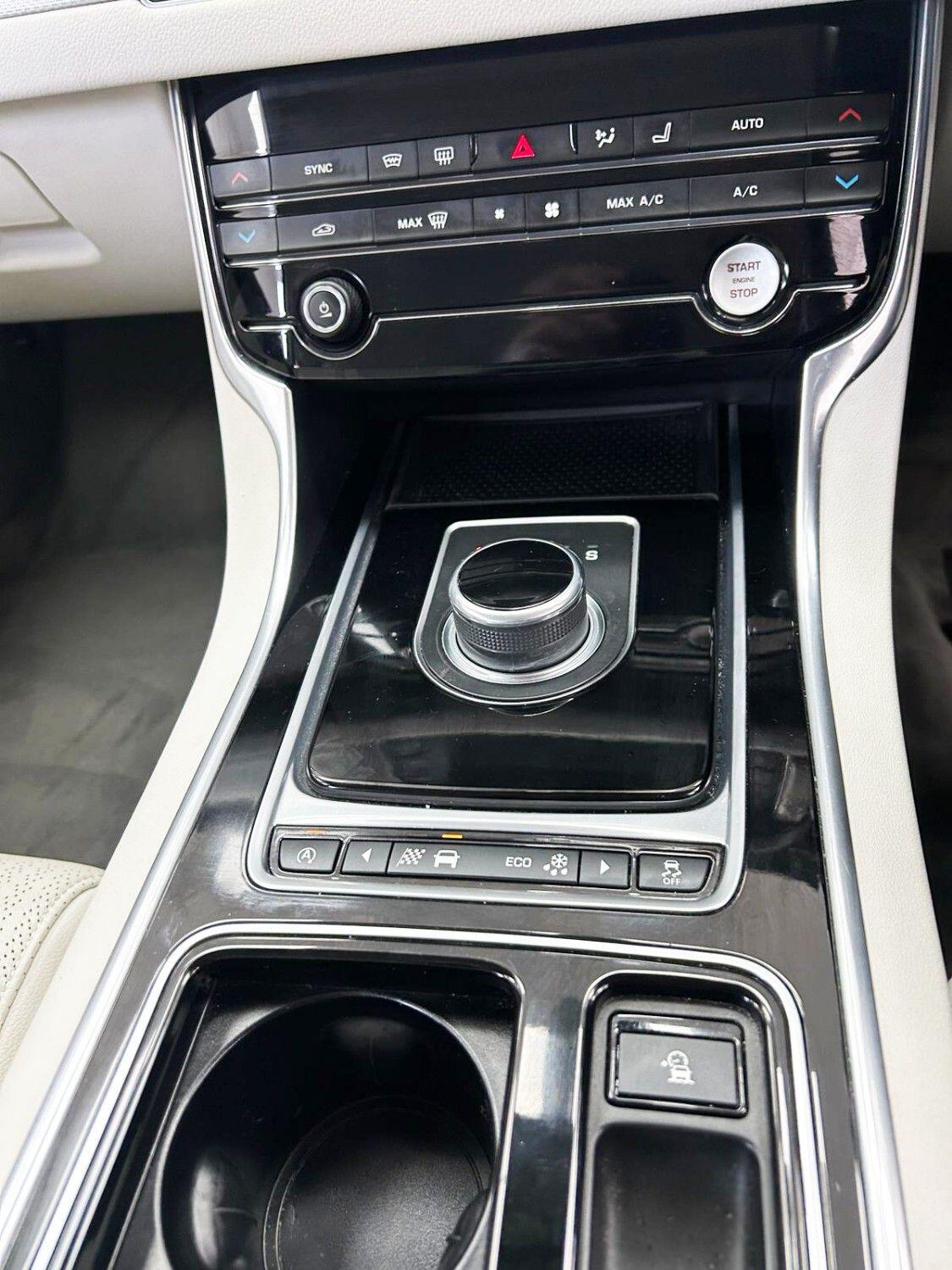 Jaguar XF view 17