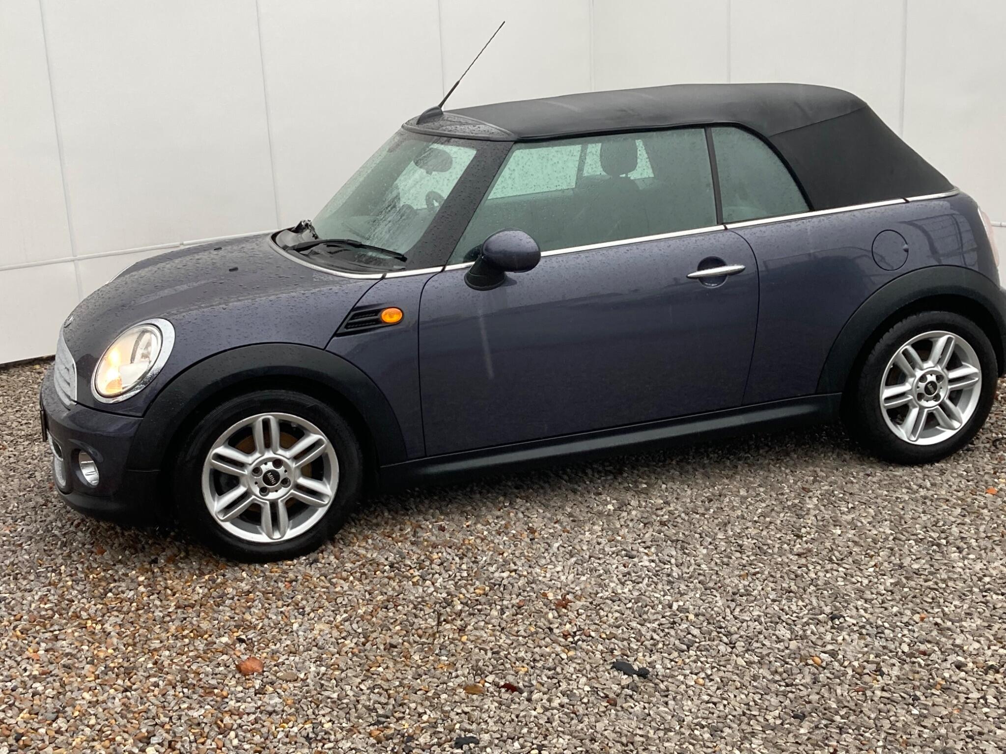 2013 MINI Convertible image 19