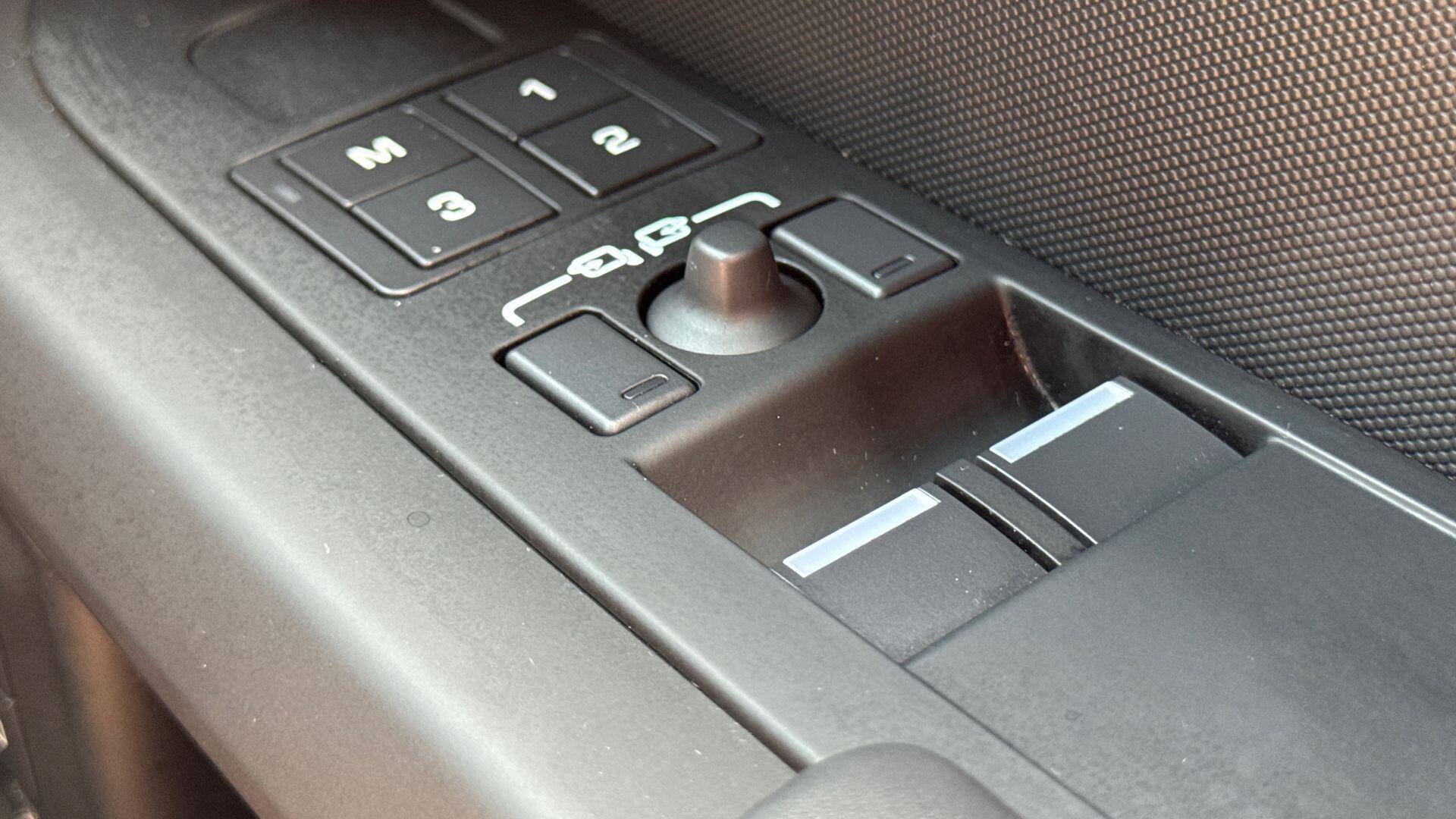 Land Rover Defender view 27
