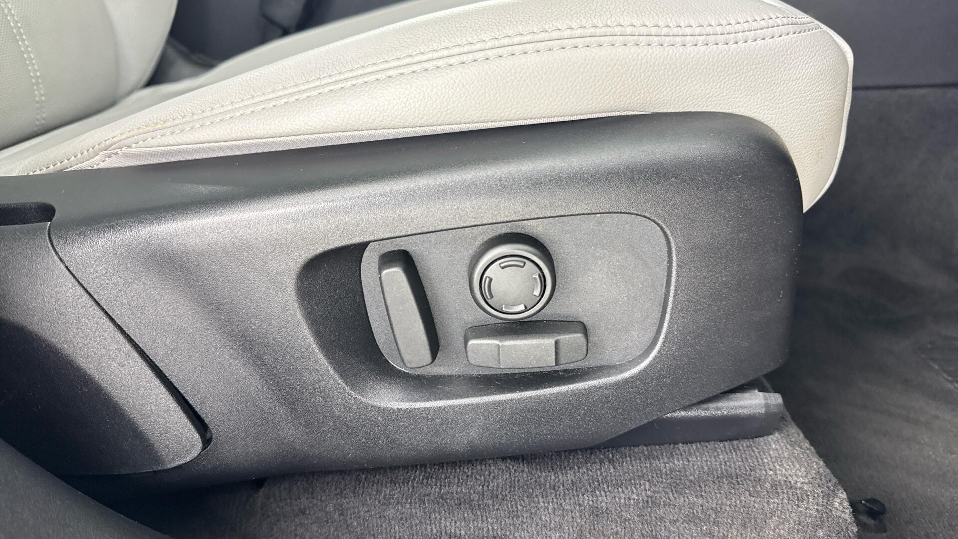 Land Rover Range Rover Velar view 18