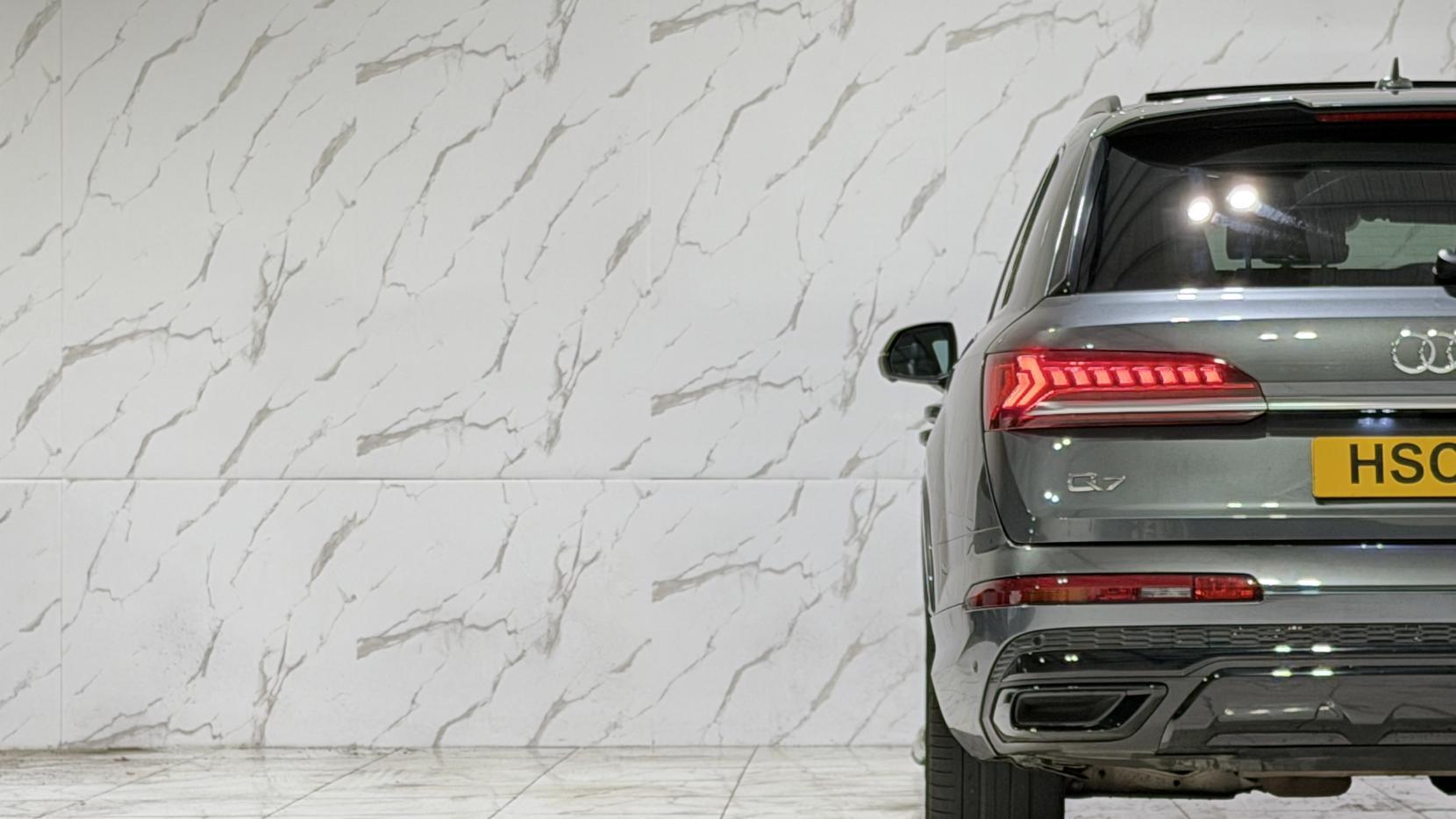 Audi Q7 view 56
