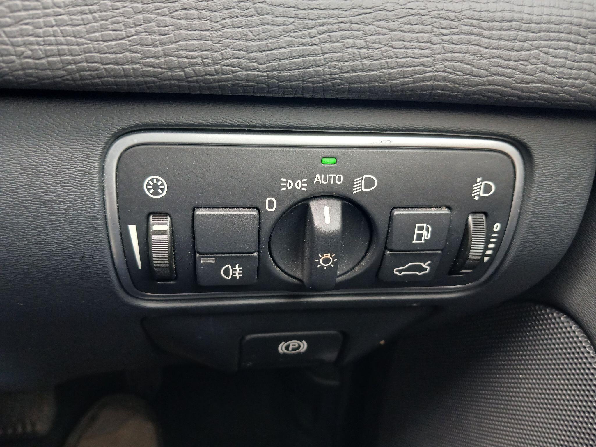 2017 Volvo XC60 image 32