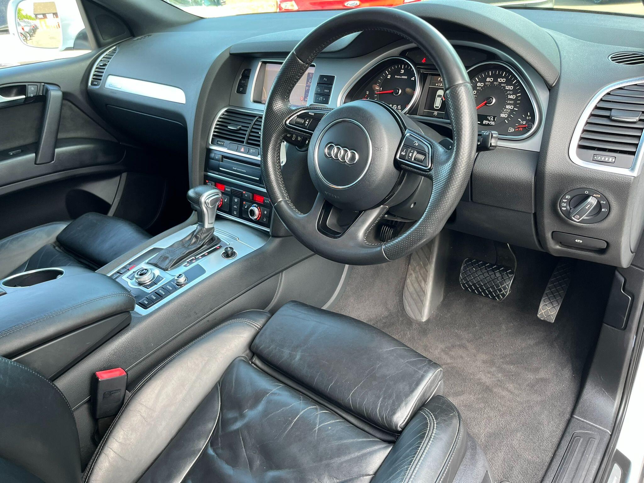 Audi Q7 view 10